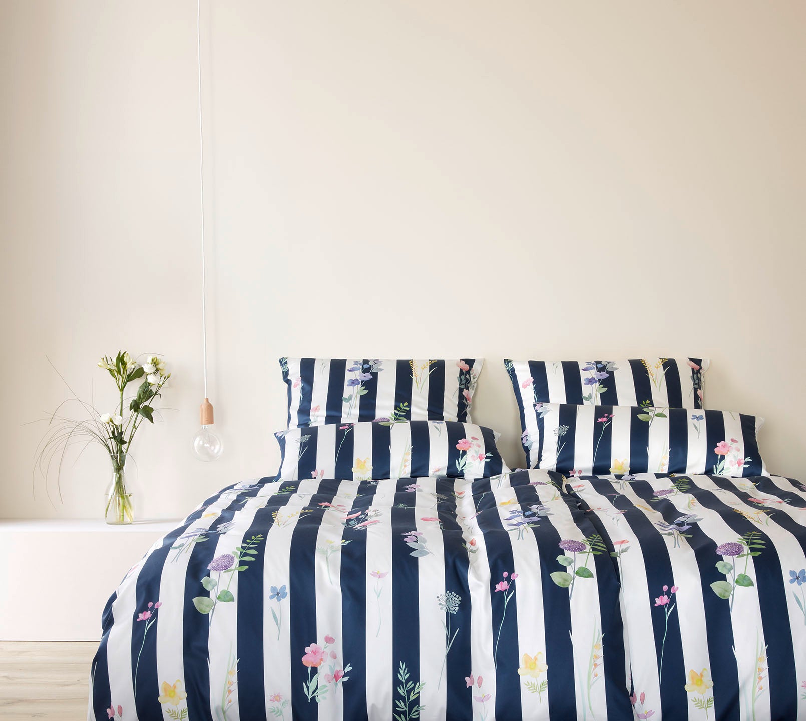 Satin Bettwäsche Flowerstripe in Marine Streifen Blumen Schlafzimmer #farbe_Flowerstripe Marine