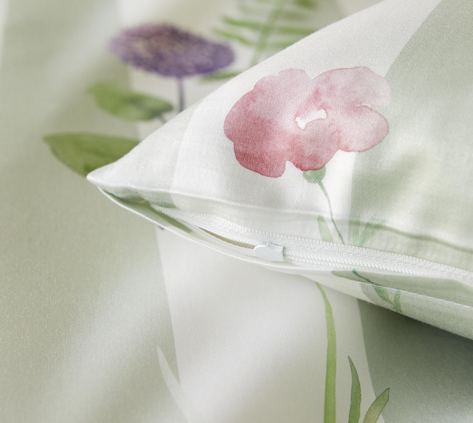 Satin Bettwäsche Flowerstripe in Zartgrün Streifen Blumen Reißverschluss #farbe_Flowerstripe Zartgrün