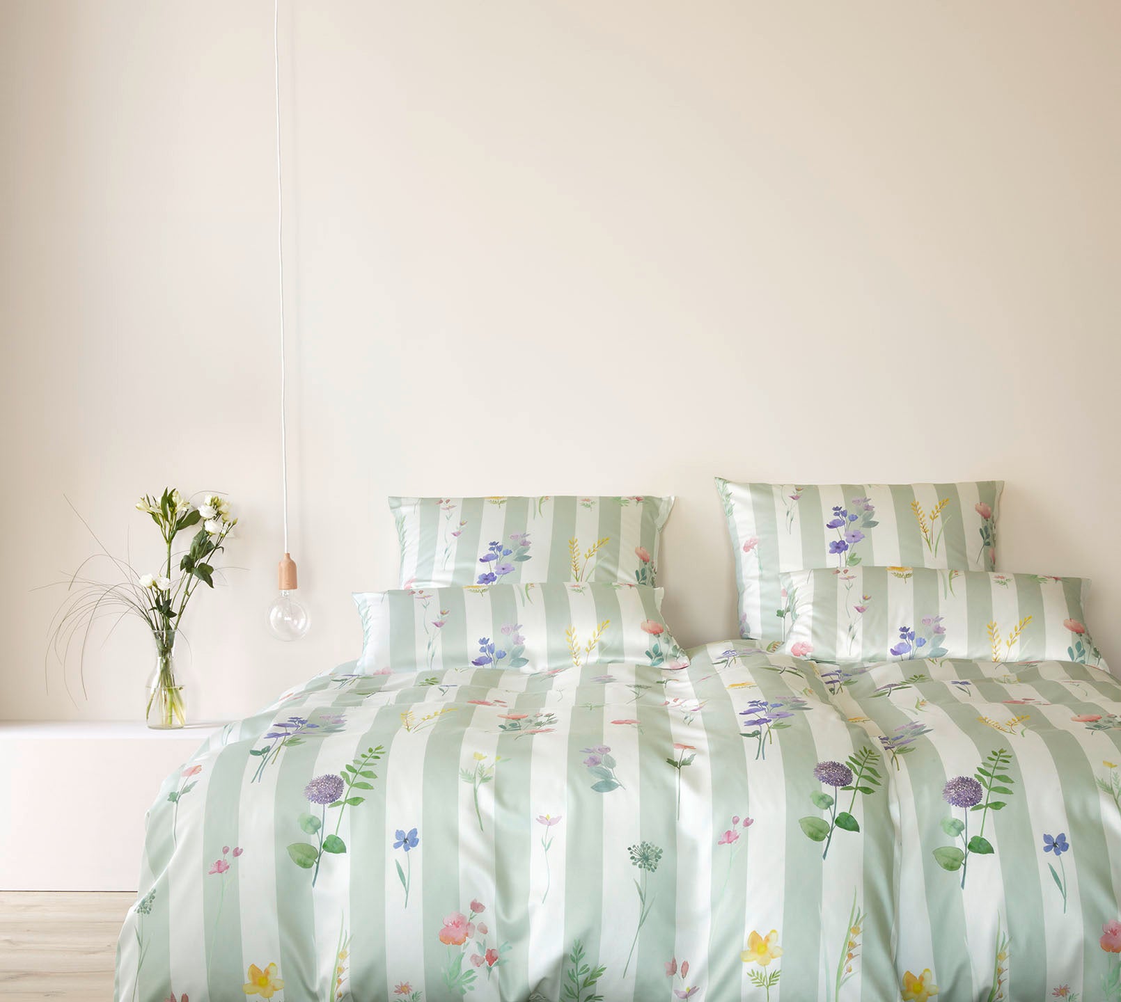 Satin Bettwäsche Flowerstripe in Zartgrün Streifen Blumen Schlafzimmer #farbe_Flowerstripe Zartgrün