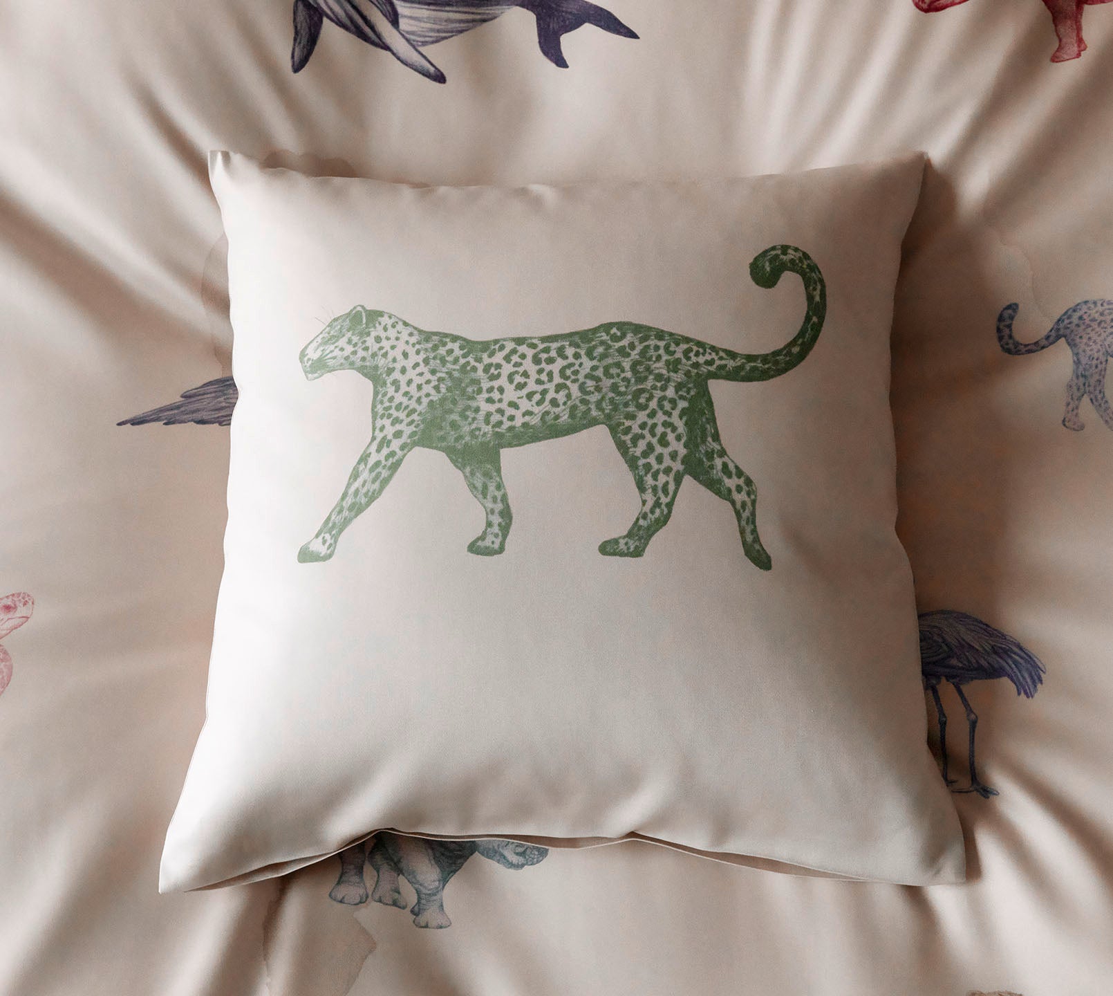 Satin Kissenbezug Globetrotter Tiermotiv Leopard Sand Detail #farbe_Globetrotter Sand