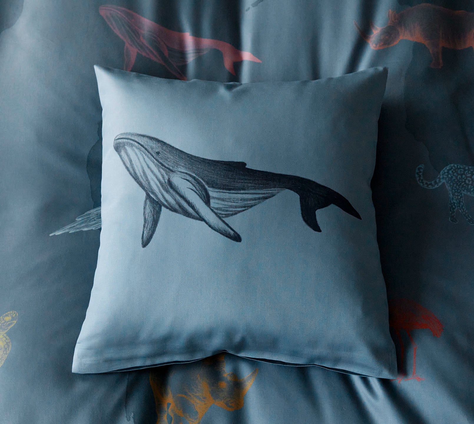 Satin Kissenbezug Globetrotter Tiermotiv Wal Ozeanblau Freisteller #farbe_Globetrotter Ozeanblau