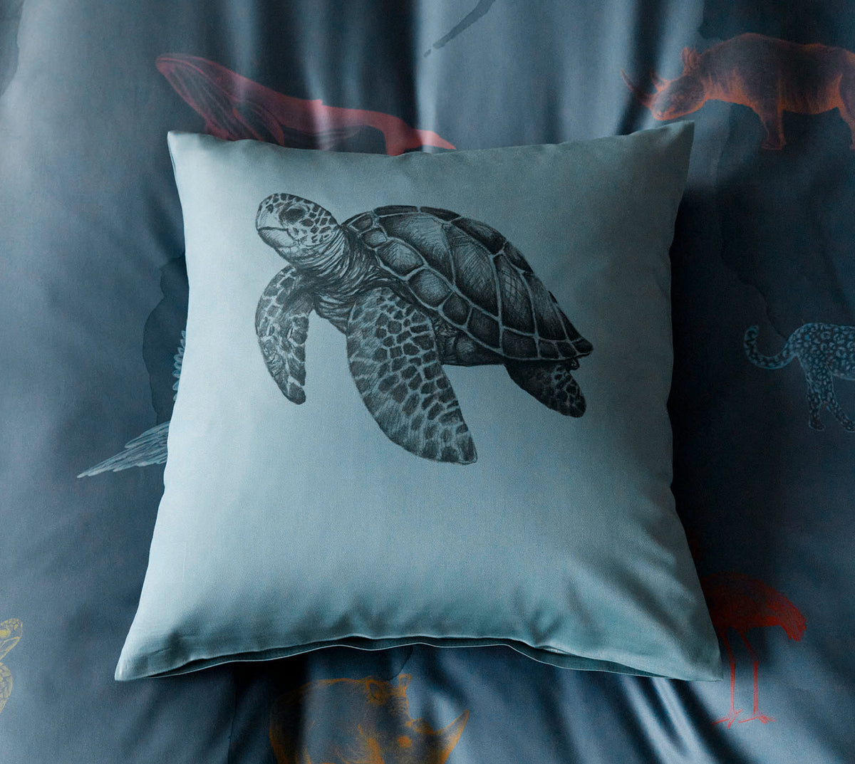 Satin Kissenbezug Globetrotter Tiermotiv Schildkröte Aquagrün Detail #farbe_Globetrotter Aquagrün