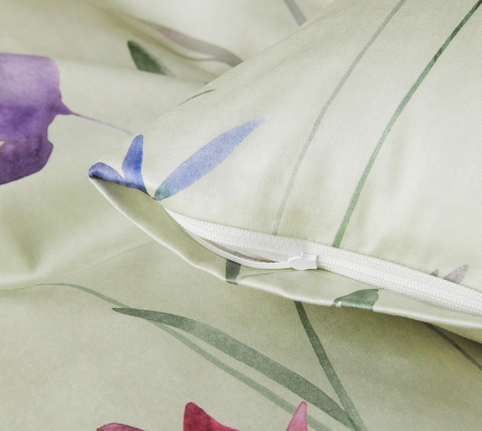Satin Bettwäsche Highlife in Zartgrün Blumenwiese Reißverschluss #farbe_Highlife Zartgrün