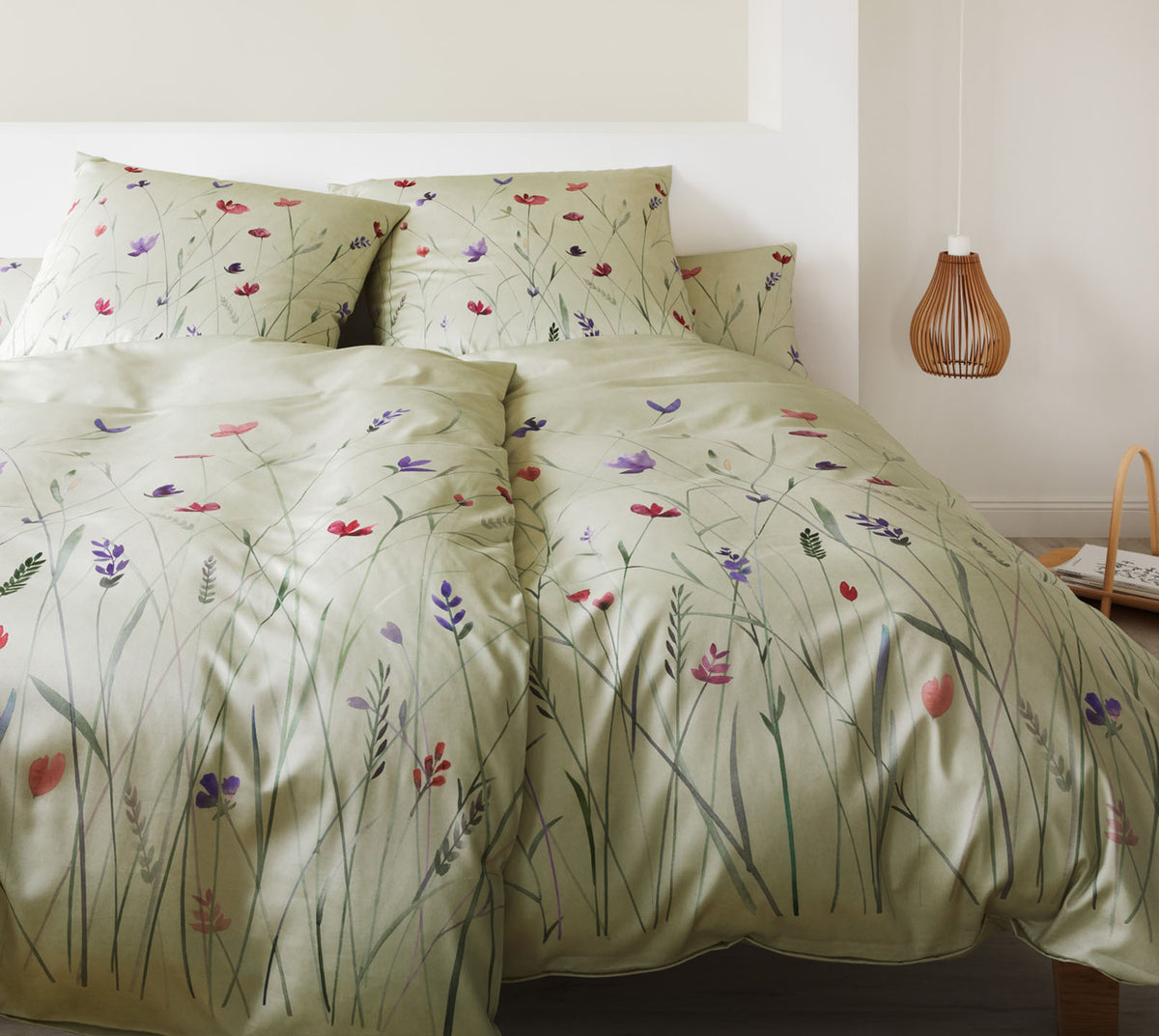 Satin Bettwäsche Highlife in Zartgrün Blumenwiese Schlafzimmer #farbe_Highlife Zartgrün