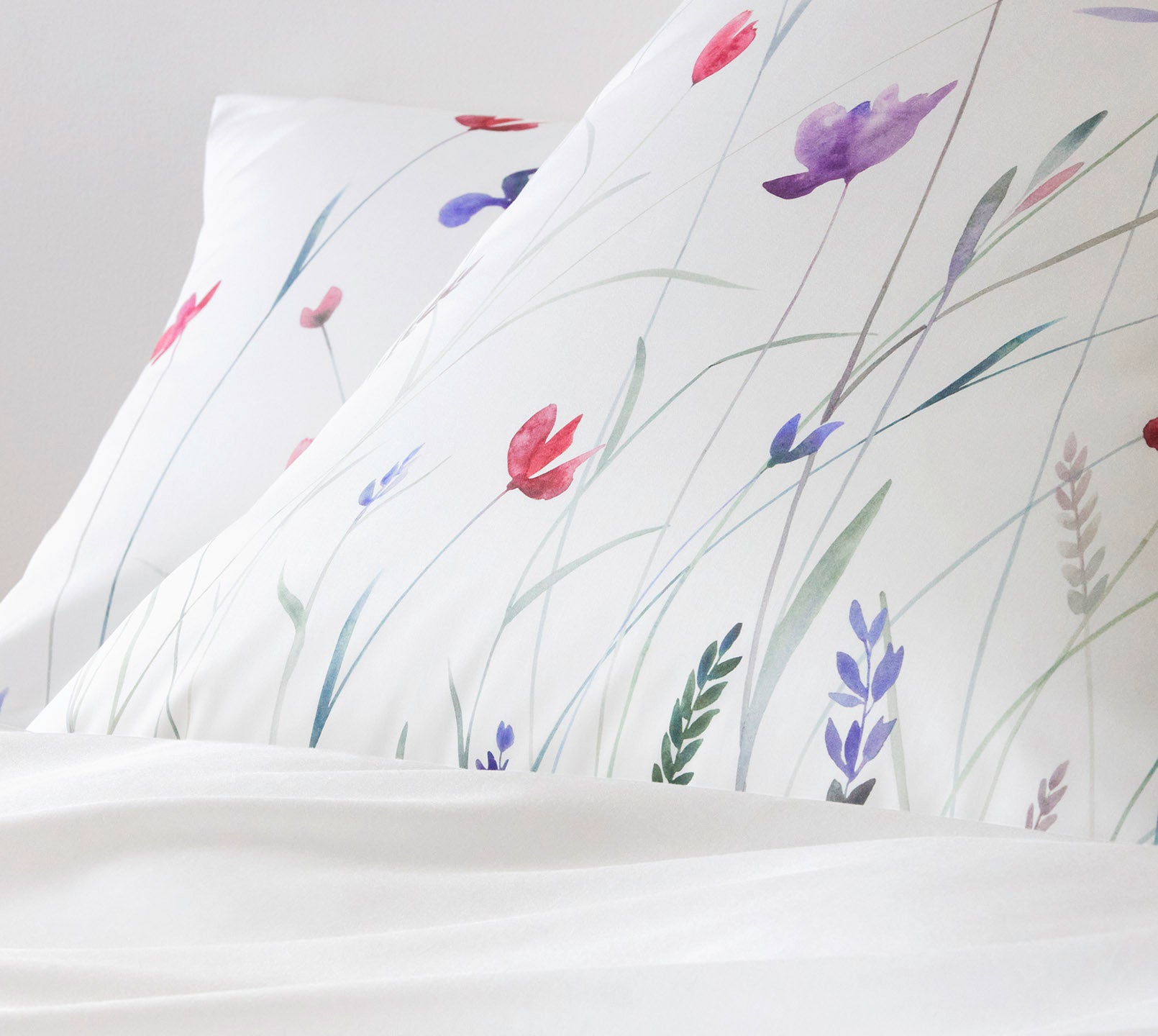 Satin Bettwäsche Highlife in Weiß Blumenwiese Detail 2 #farbe_Highlife Weiß