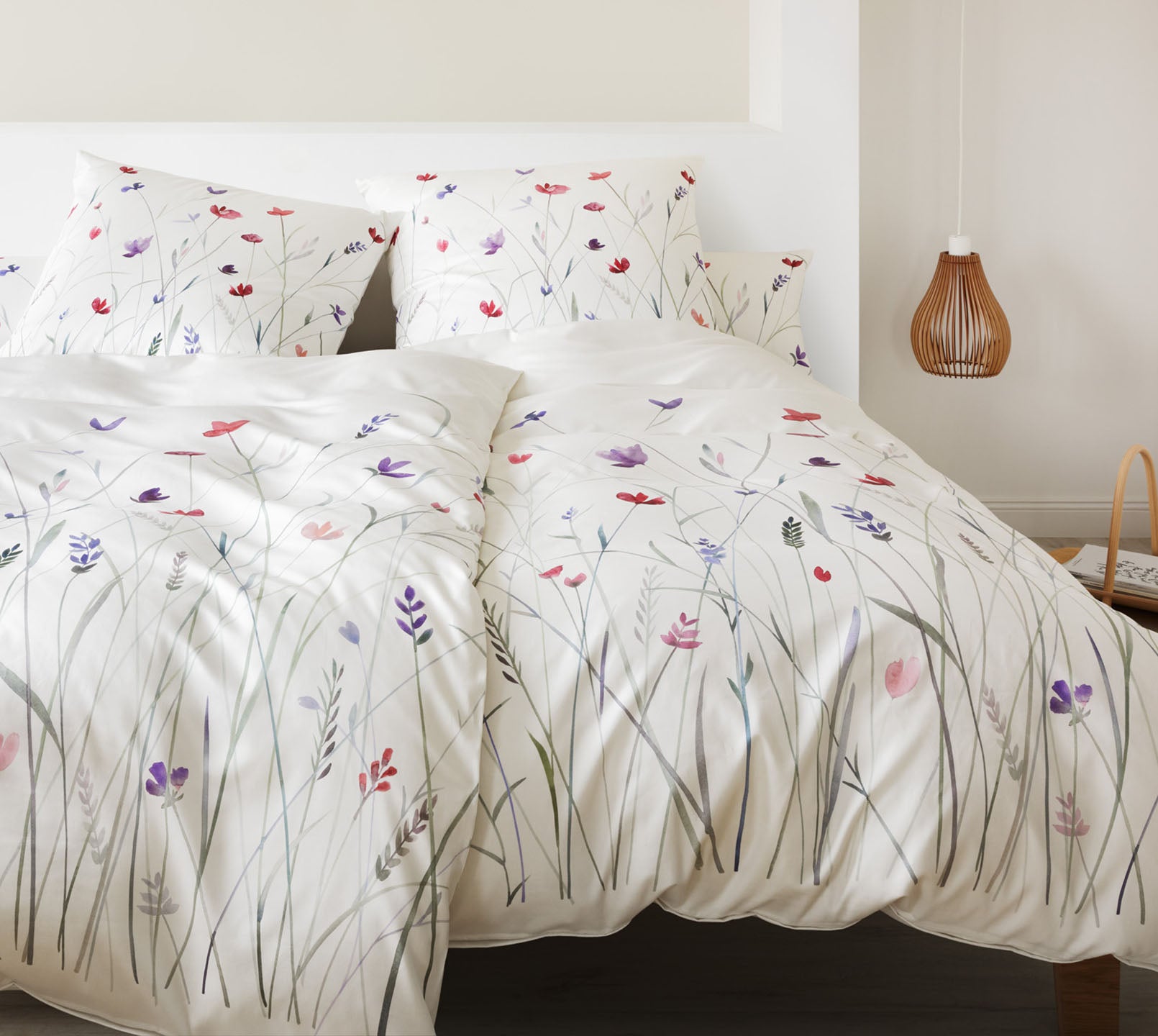 Satin Bettwäsche Highlife in Weiß Blumenwiese Schlafzimmer #farbe_Highlife Weiß