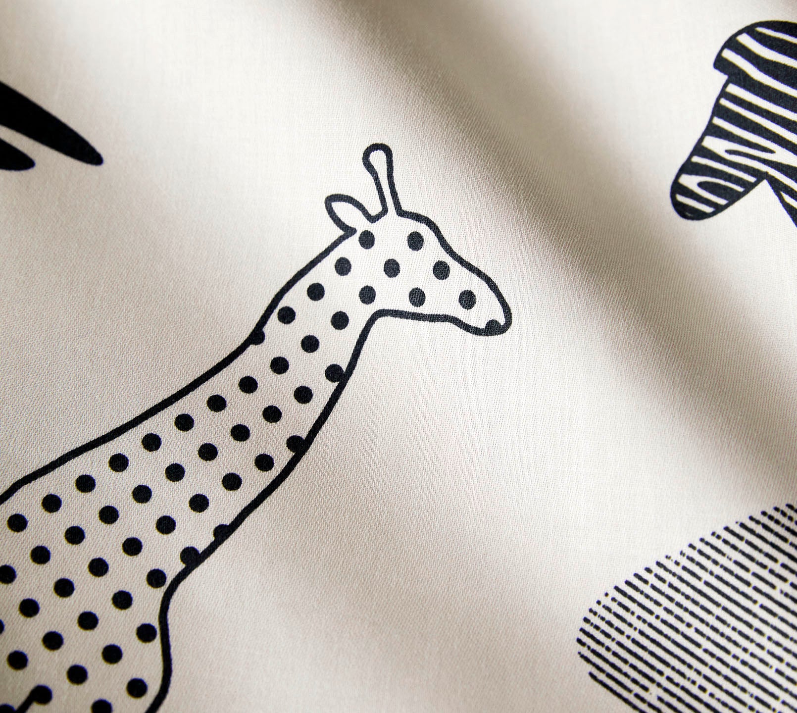 Satin Bettwäsche Jungle Graphic in Schwarz-Sand Dschungeltiere Material #farbe_Jungle Graphic Schwarz-Sand
