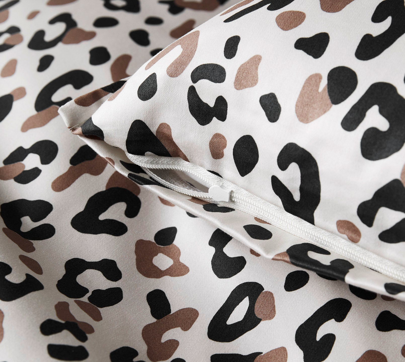 Satin Bettwäsche Leolook in Schwarz-Sand Leooptik Reißverschluss #farbe_Leolook Schwarz-Sand