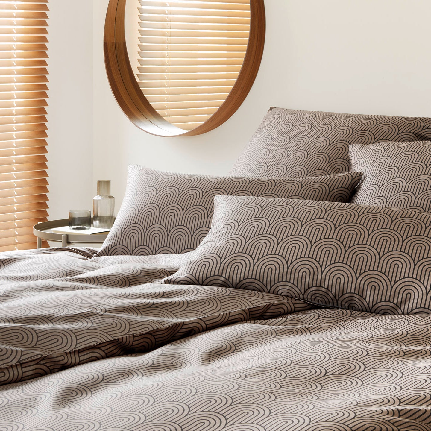 Satin Bettwäsche Maison Arcs in Gold Bögen Schlafzimmer #farbe_Maison Arcs Basalt