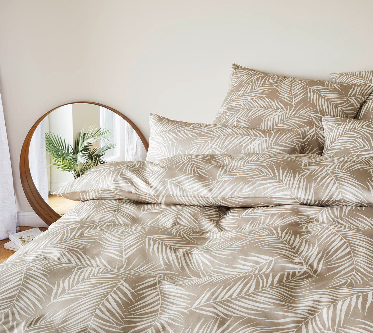 Satin Bettwäsche Maison Leaves in Gold Palmenblätter Material #farbe_Maison Leaves Natur