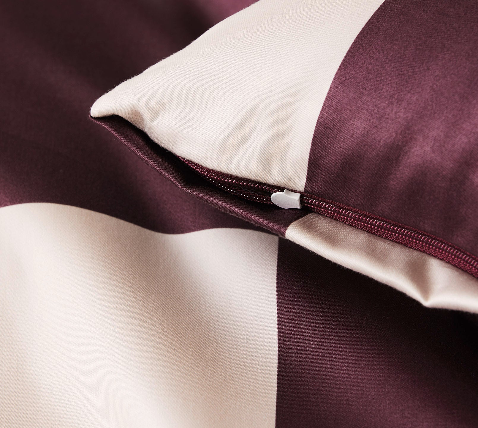 Satin Bettwäsche Plenty in Rosé-Wine Karo Reißverschluss #farbe_Plenty Rose-Wine