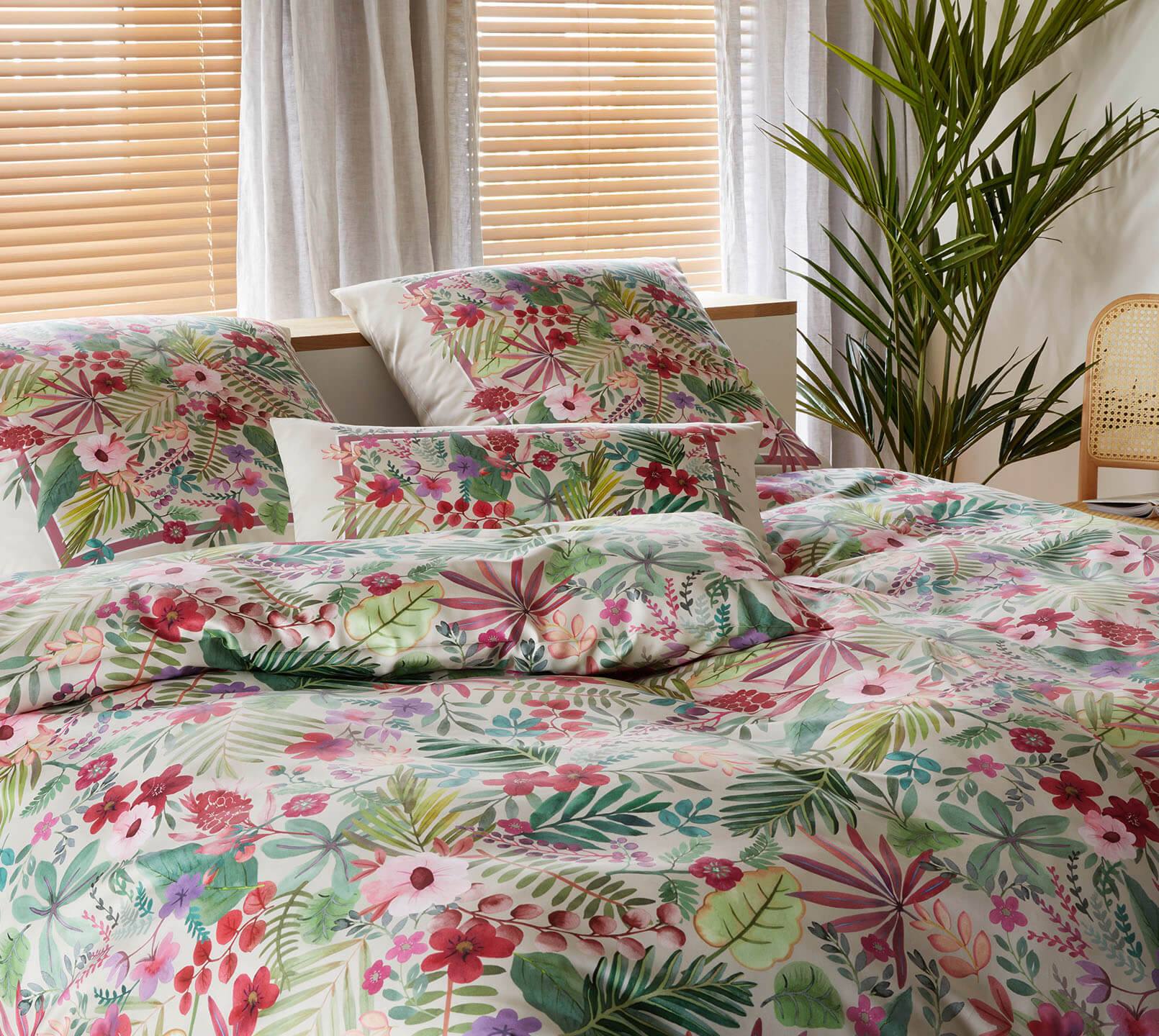 Satin Bettwäsche Rise mit Blumenmotiv Sand Schlafzimmer #farbe_Rise Sand