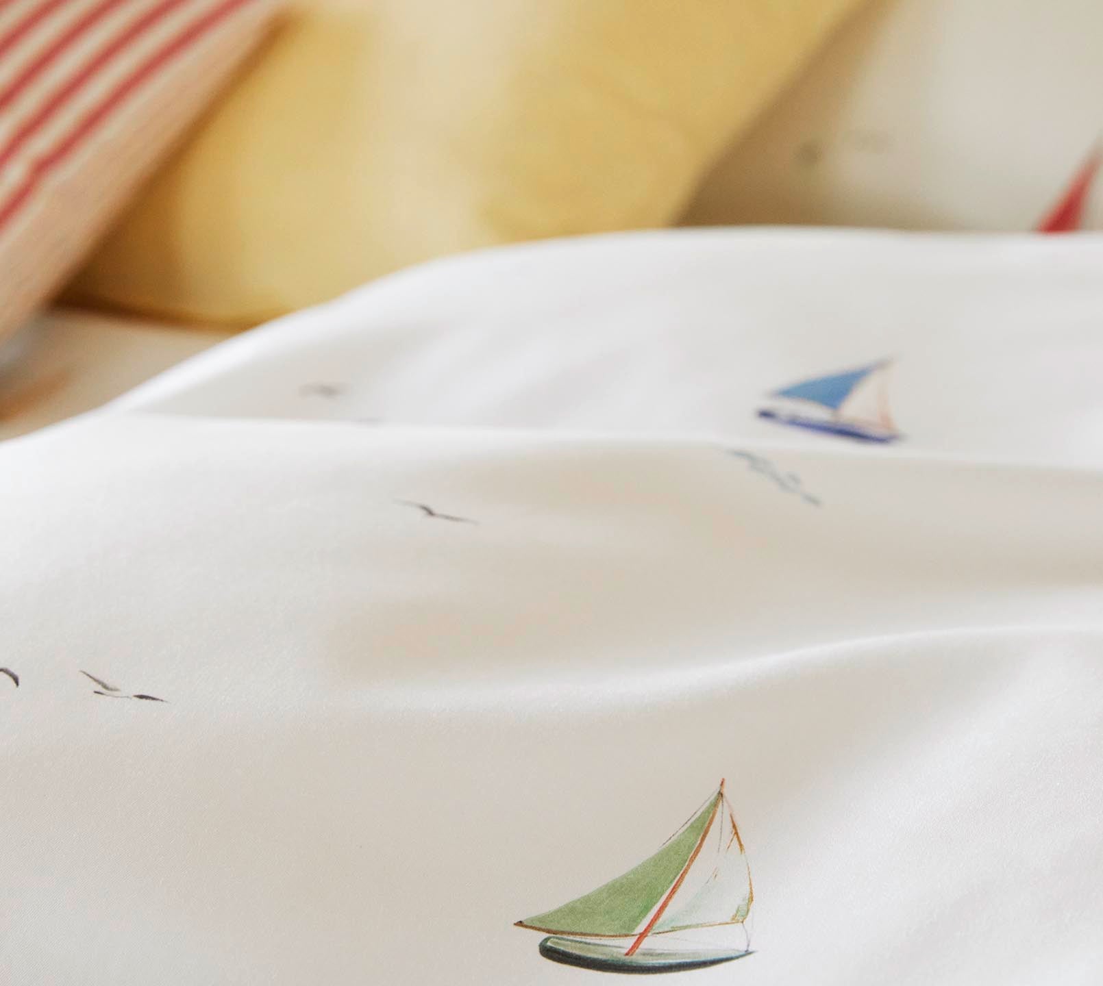 Satin Bettwäsche Sail-Away in Weiß Segelboote Detail #farbe_Sail Away Weiß