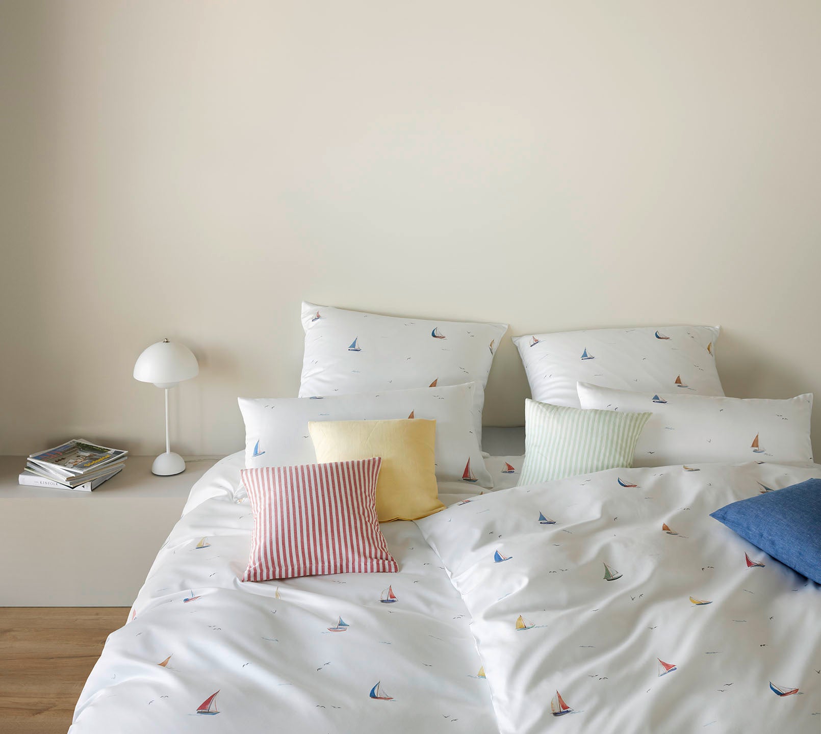 Satin Bettwäsche Sail-Away in Weiß Segelboote Kissenmix #farbe_Sail Away Weiß
