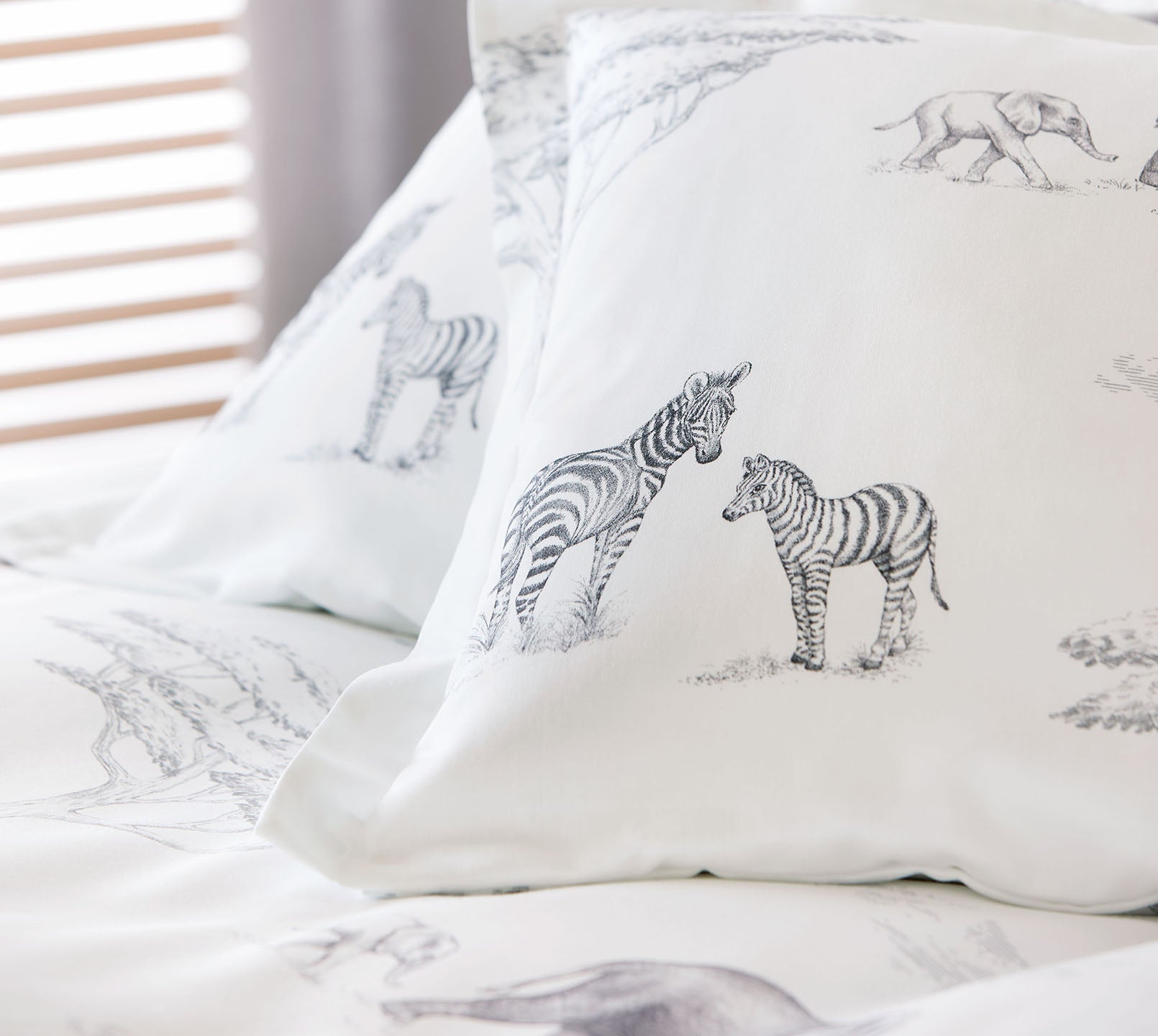 Satin Bettwäsche Sambesi in Beige Tiere Kissenmotiv #farbe_Sambesi Greige