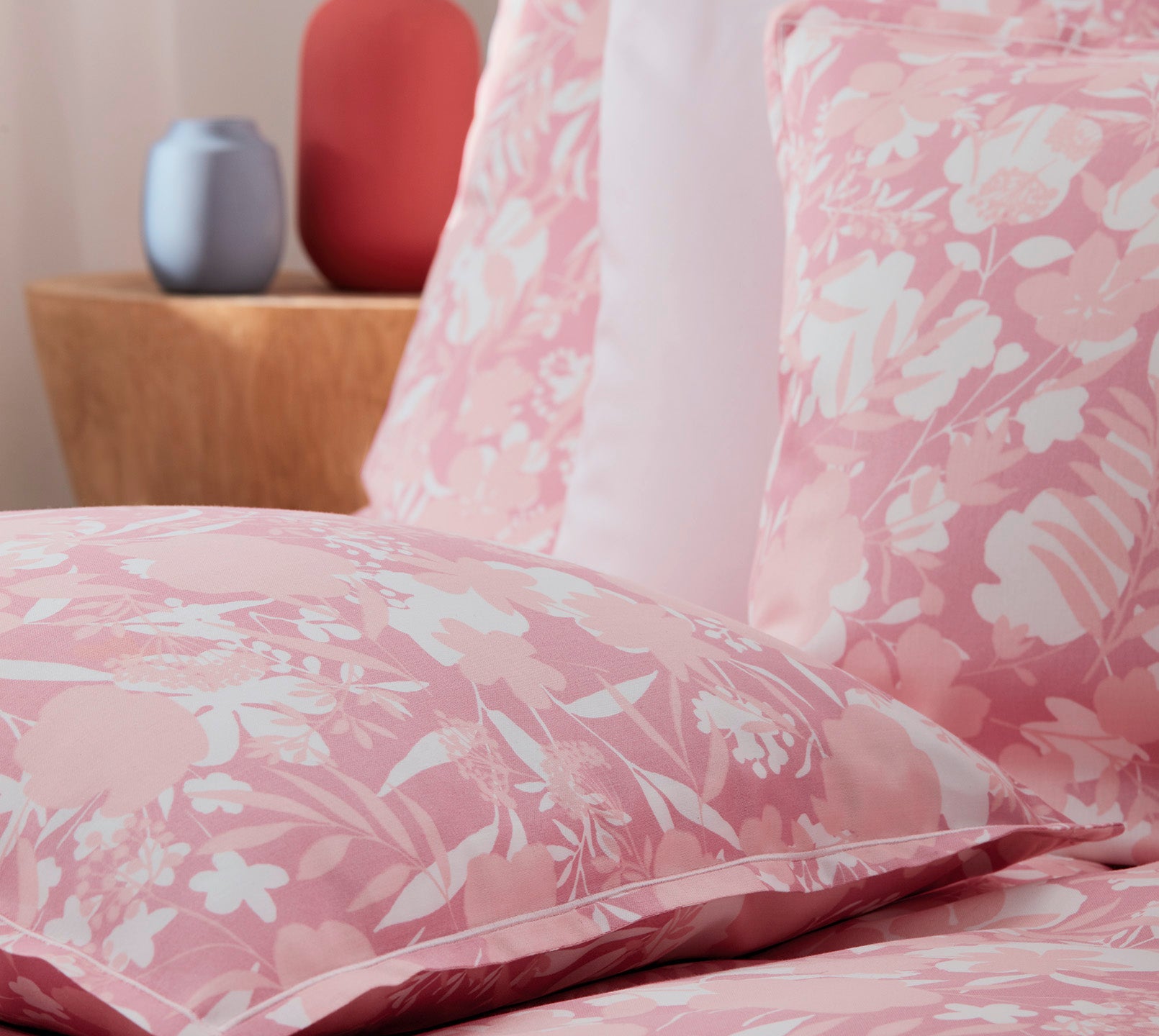 Satin Bettwäsche Shibui in Koralle Blüten Detail #farbe_Koralle #farbe_Koralle