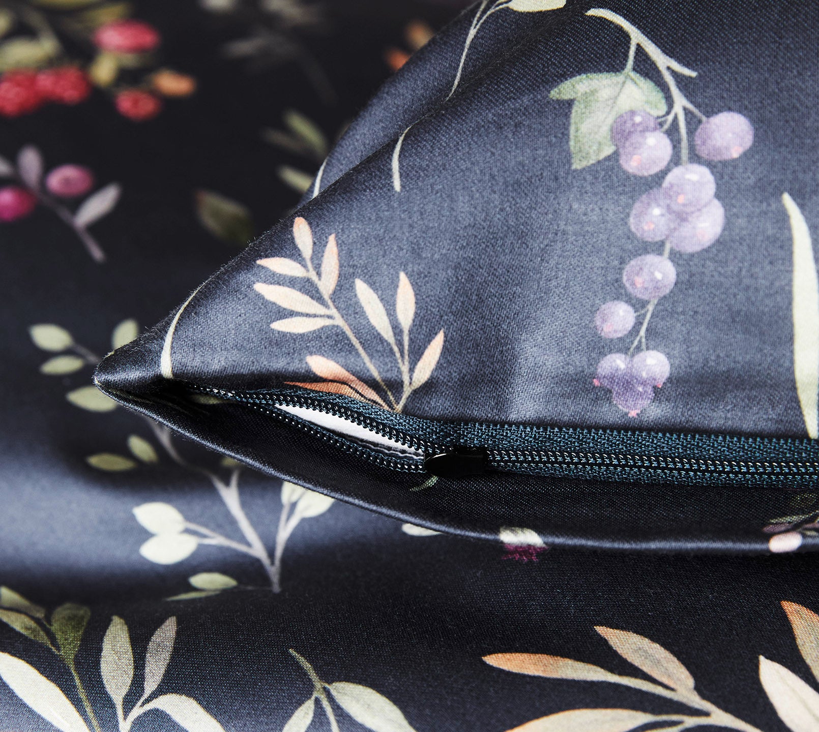 Satin Bettwäsche Sorbet in Nachtblau Blumen Reißverschluss #farbe_Sorbet Nachtblau