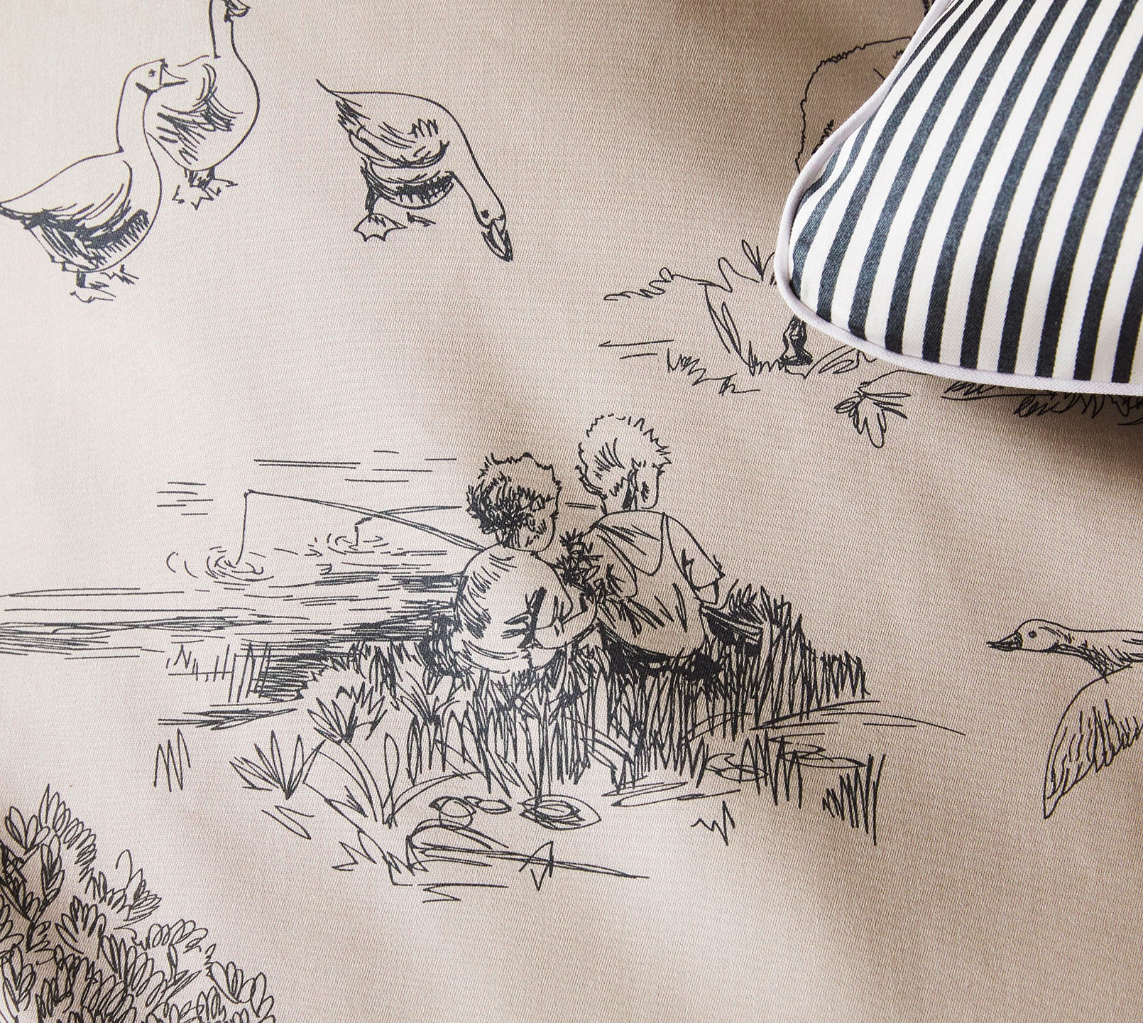 Satin Bettwäsche Toile de Jouy in Greige Landschaften Detail 1 
#farbe_Toile de Jouy Greige