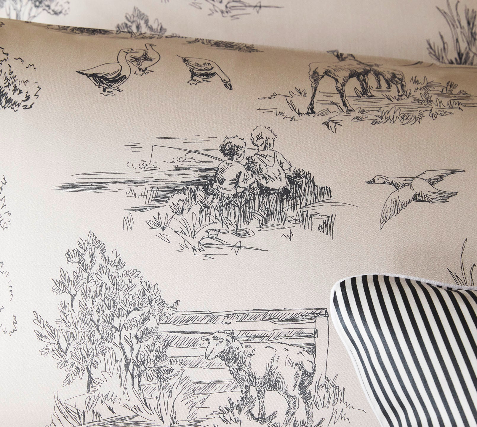 Satin Bettwäsche Toile de Jouy in Greige Landschaften Detail 2 
#farbe_Toile de Jouy Greige