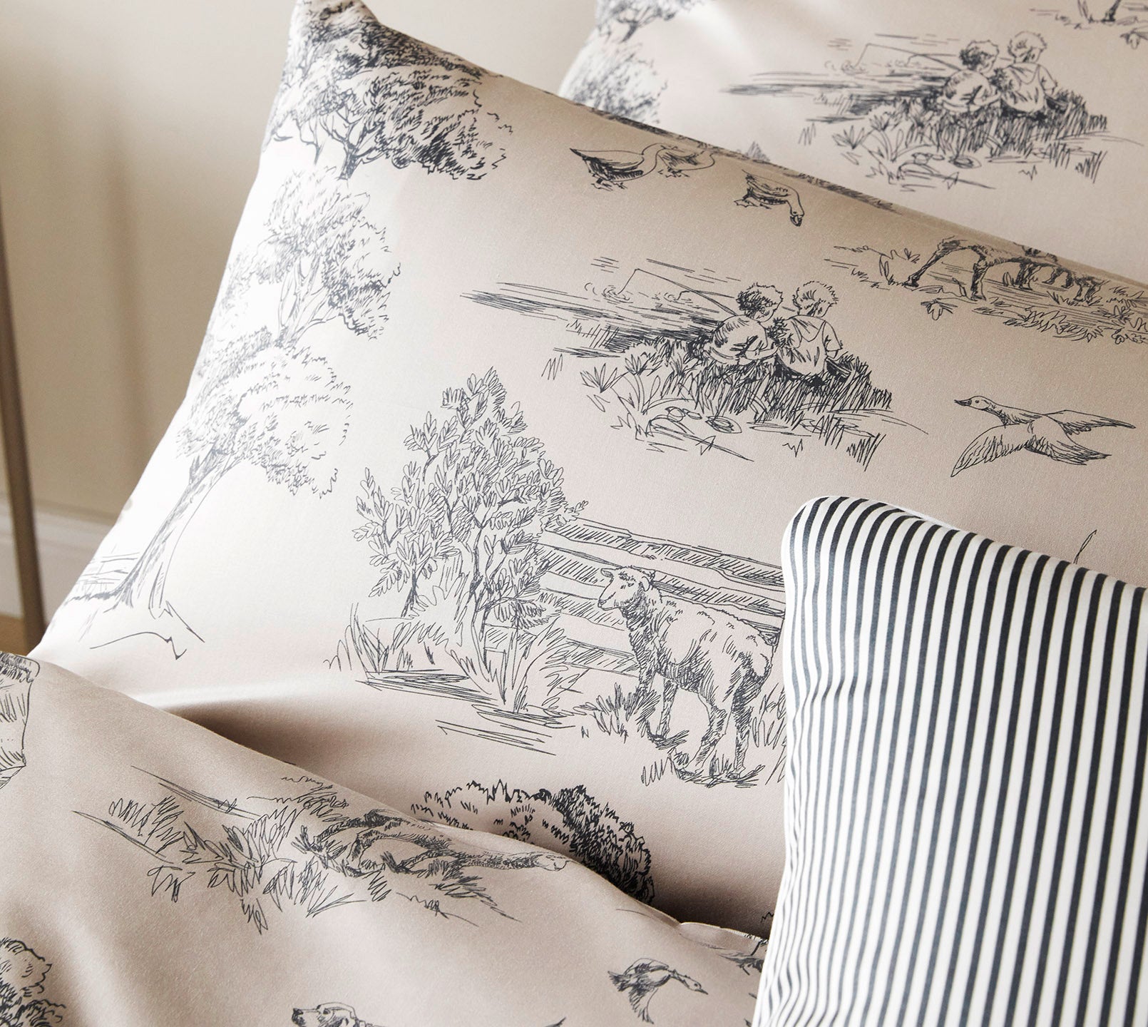 Satin Bettwäsche Toile de Jouy in Greige Landschaften Detail 3 
#farbe_Toile de Jouy Greige