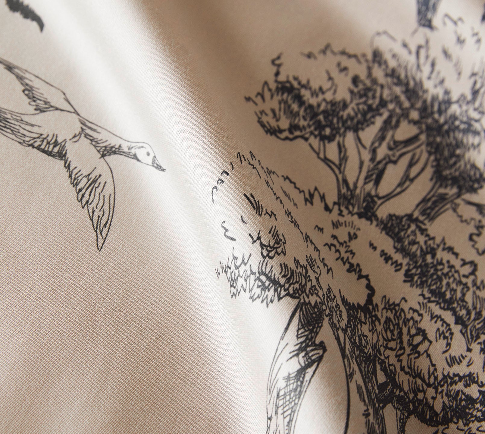 Satin Bettwäsche Toile de Jouy in Greige Landschaften Material 
#farbe_Toile de Jouy Greige