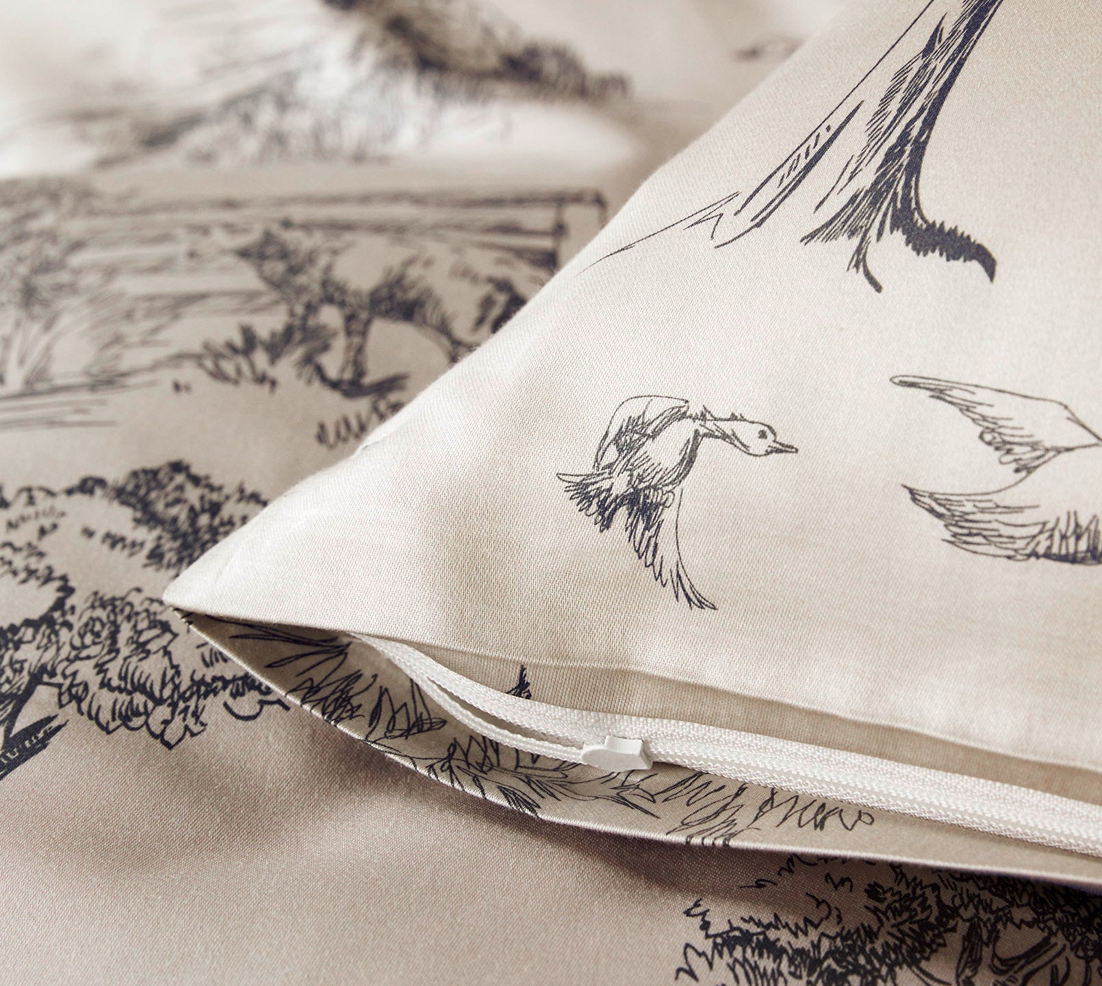 Satin Bettwäsche Toile de Jouy in Greige Landschaften Reißverschluss 
#farbe_Toile de Jouy Greige