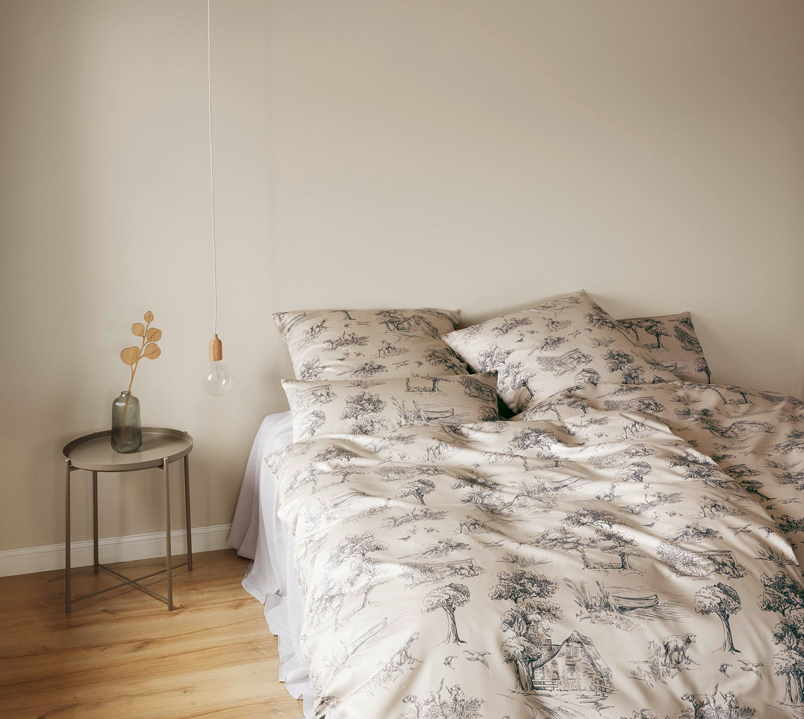 Satin Bettwäsche Toile de Jouy in Greige Landschaften Schlafzimmer 
#farbe_Toile de Jouy Greige