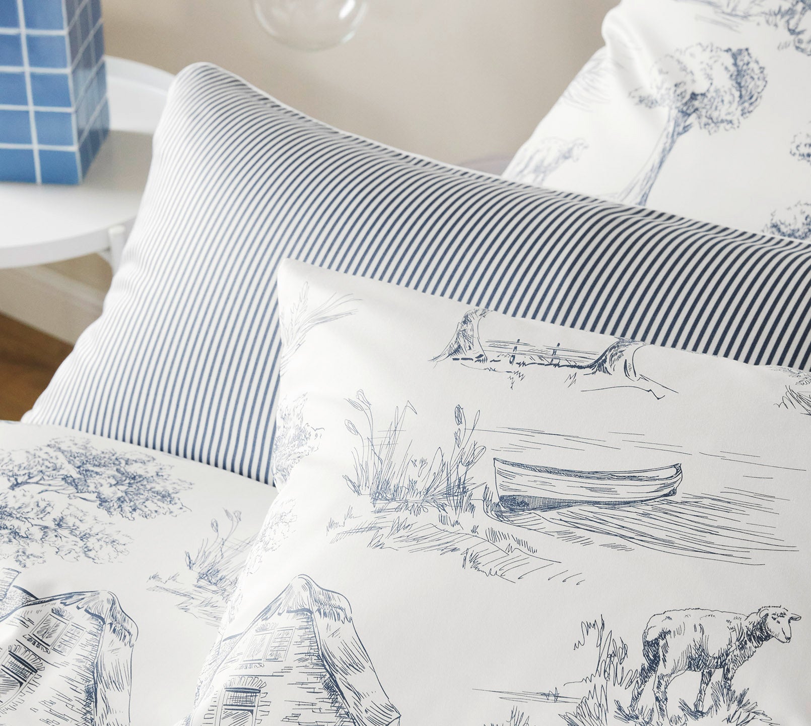 Satin Bettwäsche Toile de Jouy in Marine Landschaften Detail 1 
#farbe_Toile de Jouy Marine