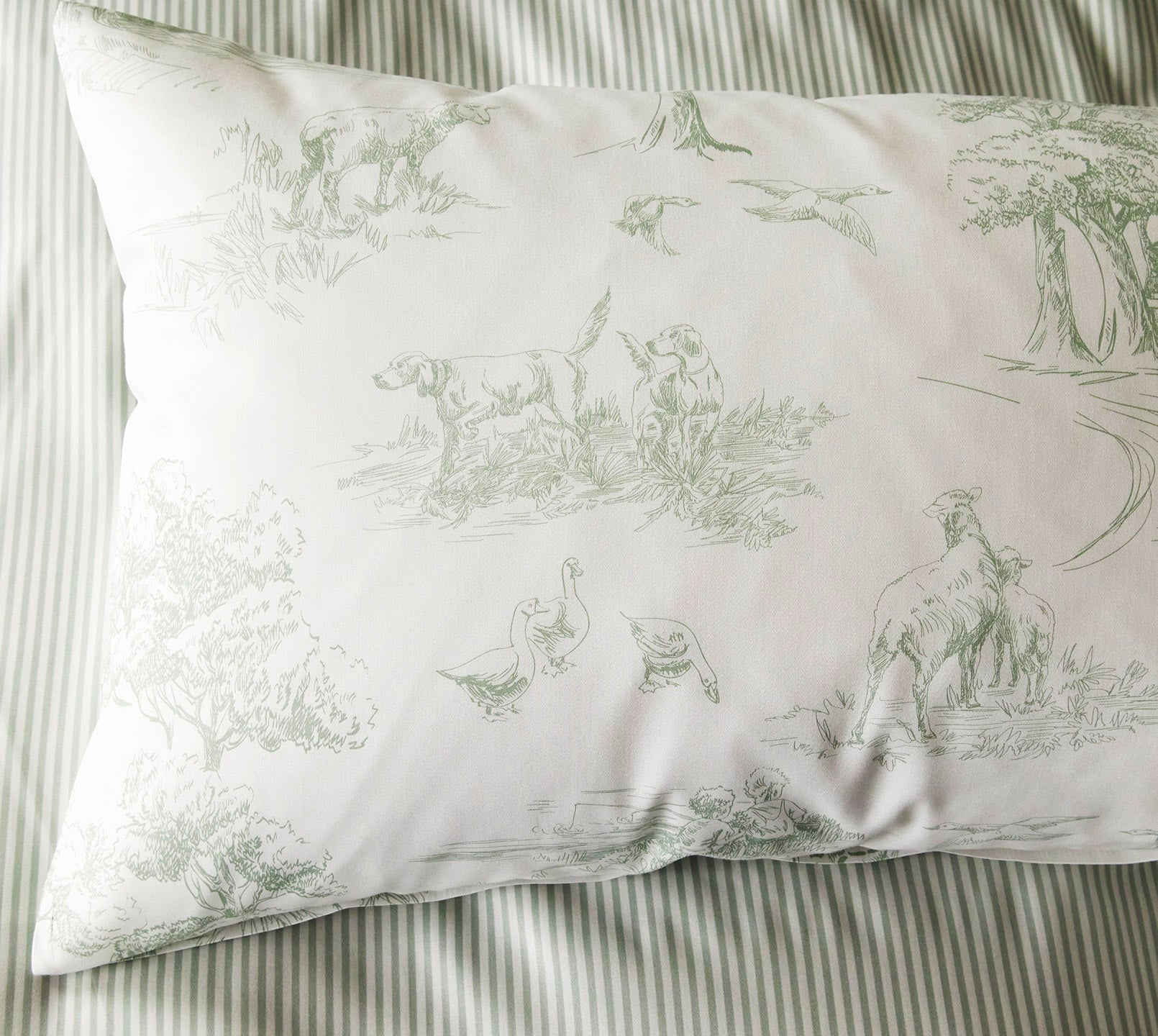 Satin Bettwäsche Toile de Jouy in Pistazie Landschaften Detail 1 
#farbe_Toile de Jouy Pistazie
