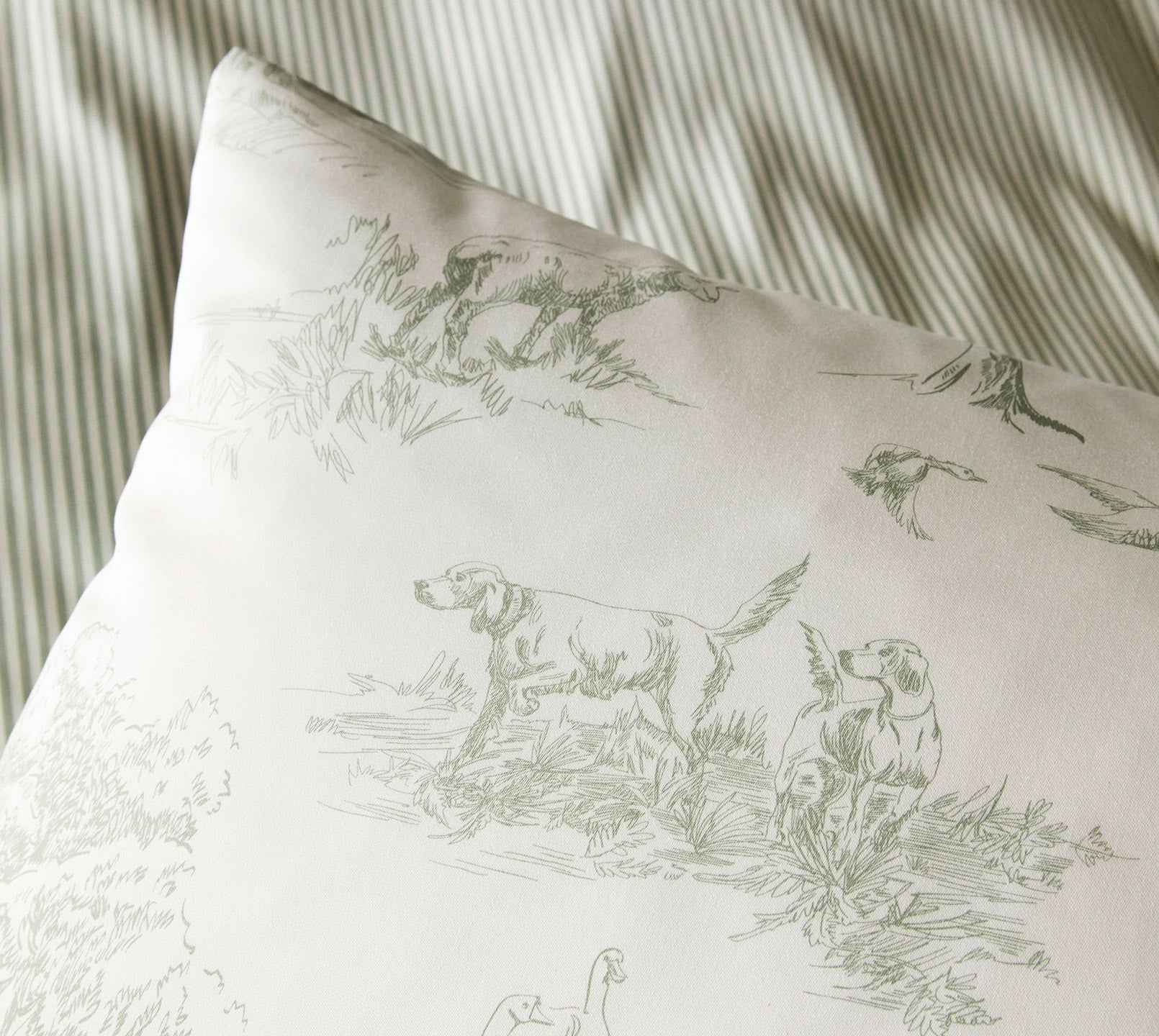 Satin Bettwäsche Toile de Jouy in Pistazie Landschaften Detail 2 
#farbe_Toile de Jouy Pistazie