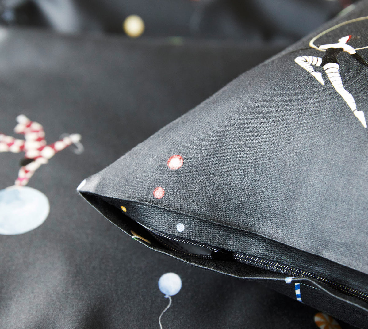 Satin Bettwäsche Variete in Anthra Zirkusmotive Reißverschluss #farbe_Anthra