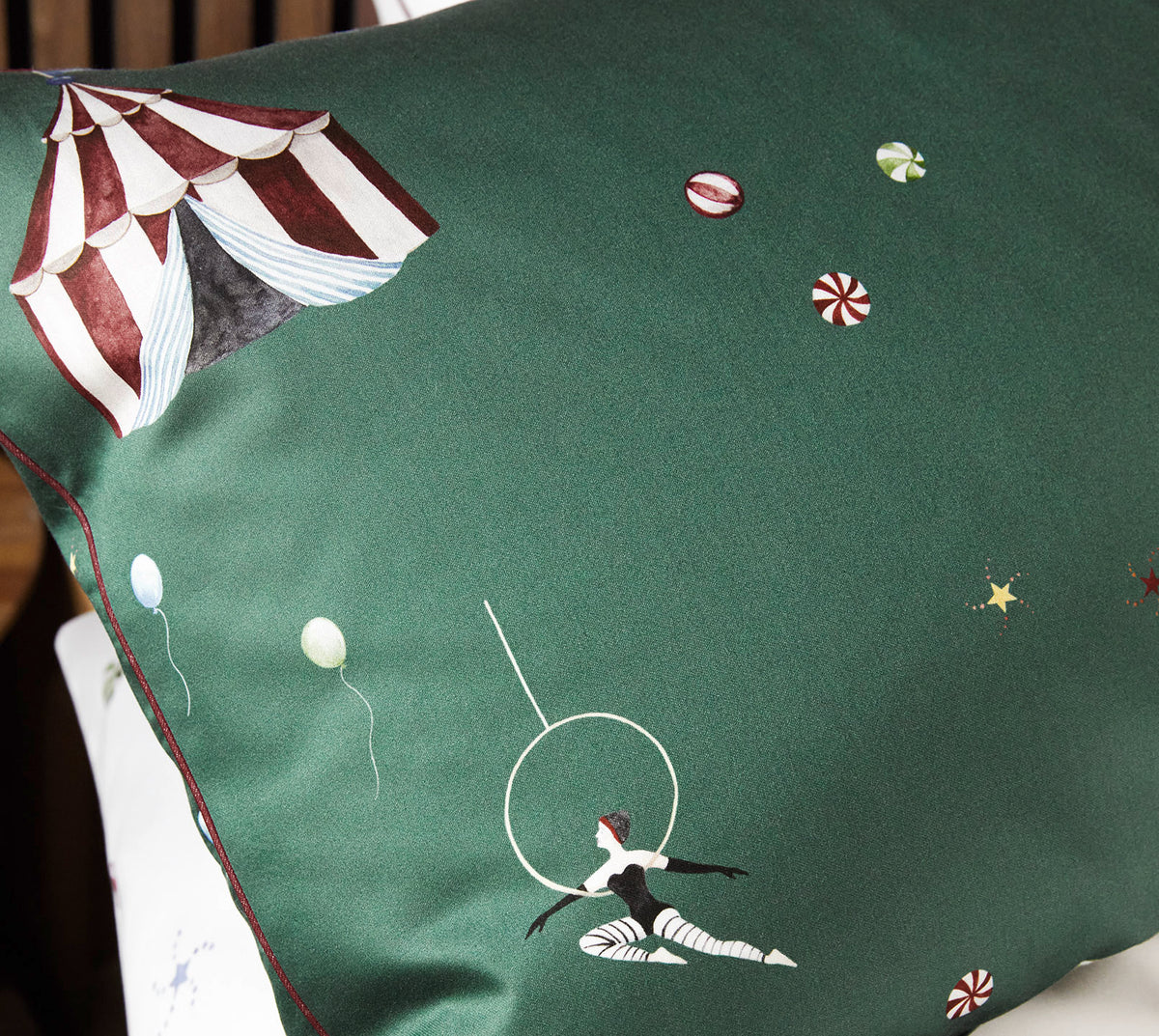 Satin Bettwäsche Variete in Absinth Zirkusmotive Detail 5 #farbe_Absinth