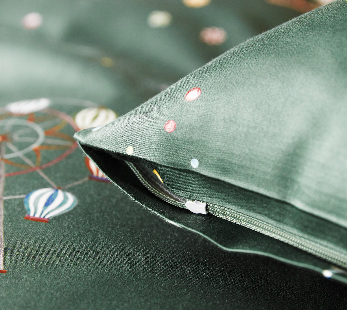 Satin Bettwäsche Variete in Absinth Zirkusmotive Reißverschluss #farbe_Absinth