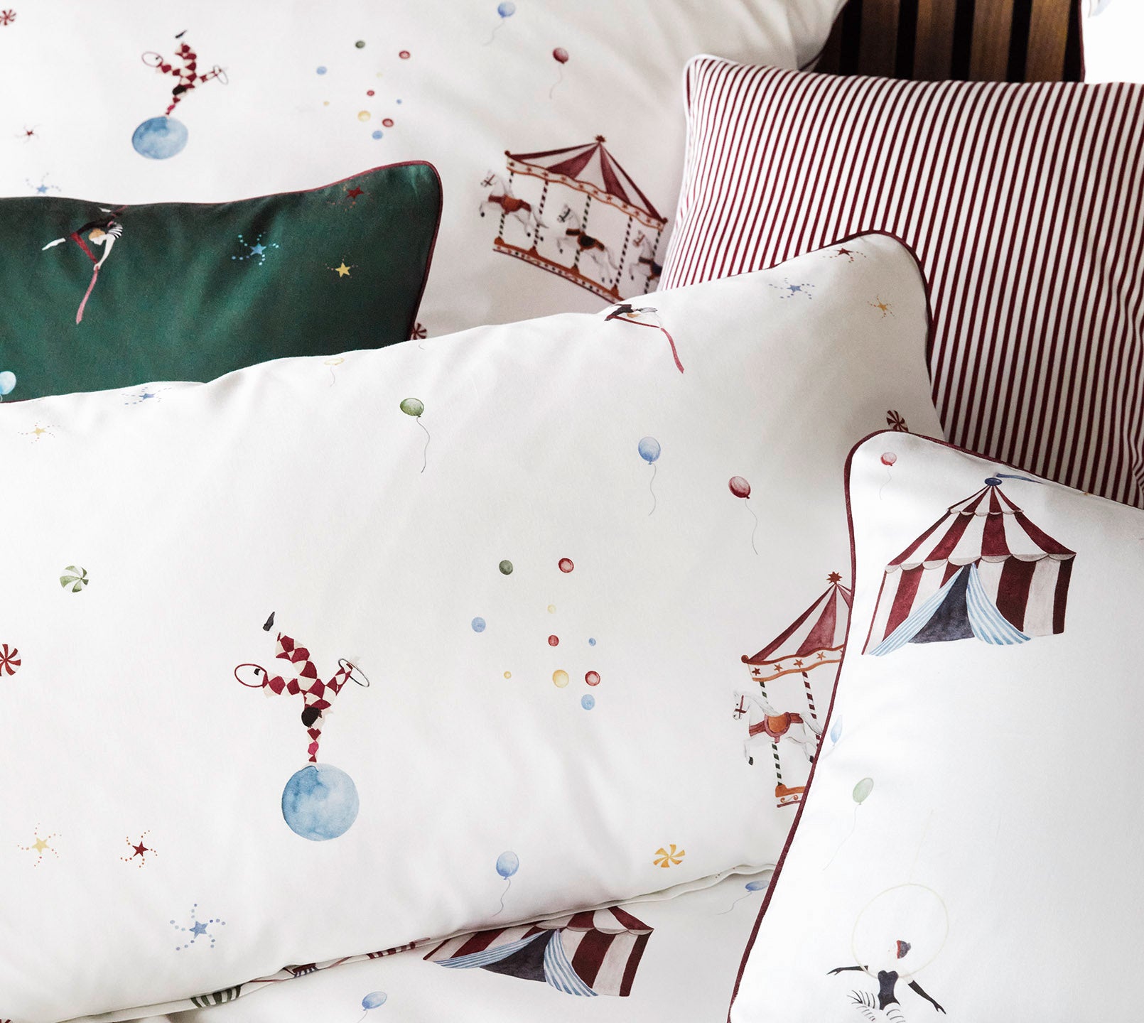 Satin Bettwäsche Variete in Weiß Zirkusmotive Detail 1 #farbe_Weiß