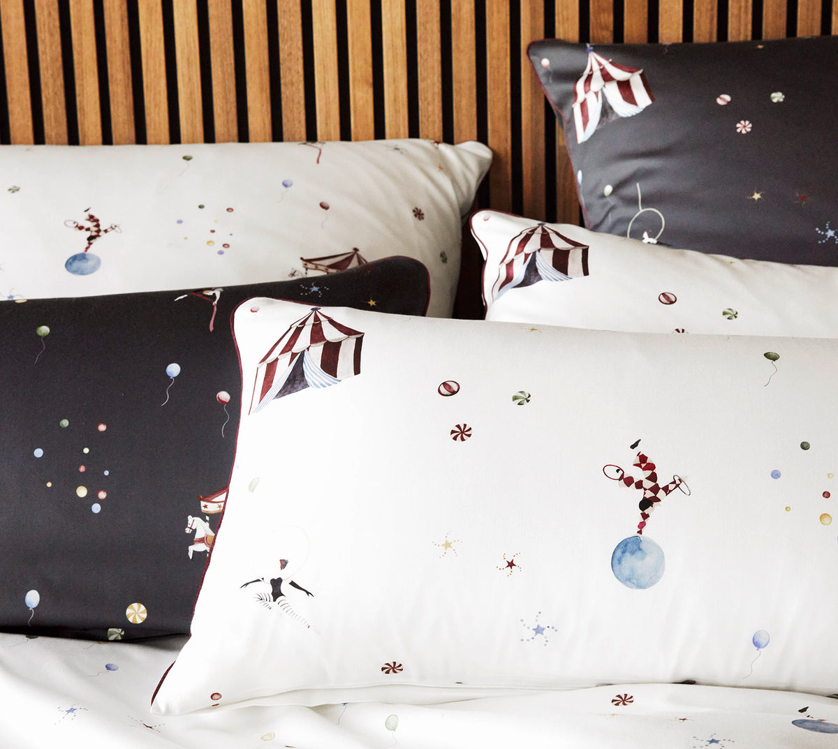 Satin Bettwäsche Variete in Weiß Zirkusmotive Detail 2 #farbe_Weiß