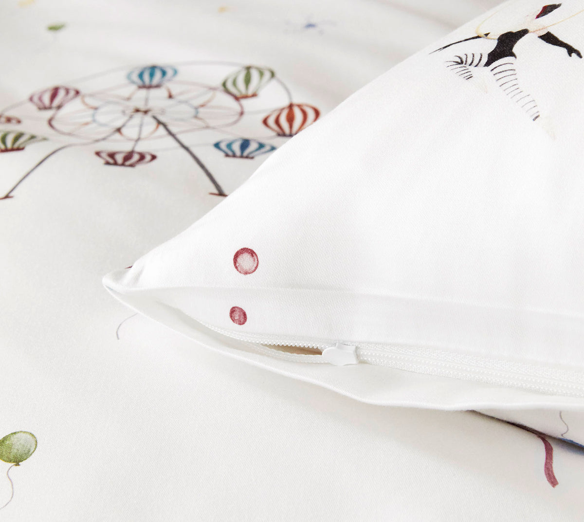 Satin Bettwäsche Variete in Weiß Zirkusmotive Reißverschluss #farbe_Weiß