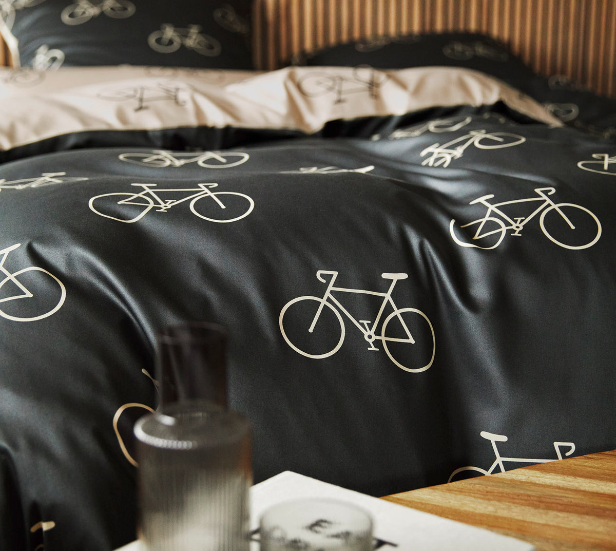 Satin Wende Bettwäsche Velo in Anthra Fahrrad Detail 3 #farbe_Velo Anthra