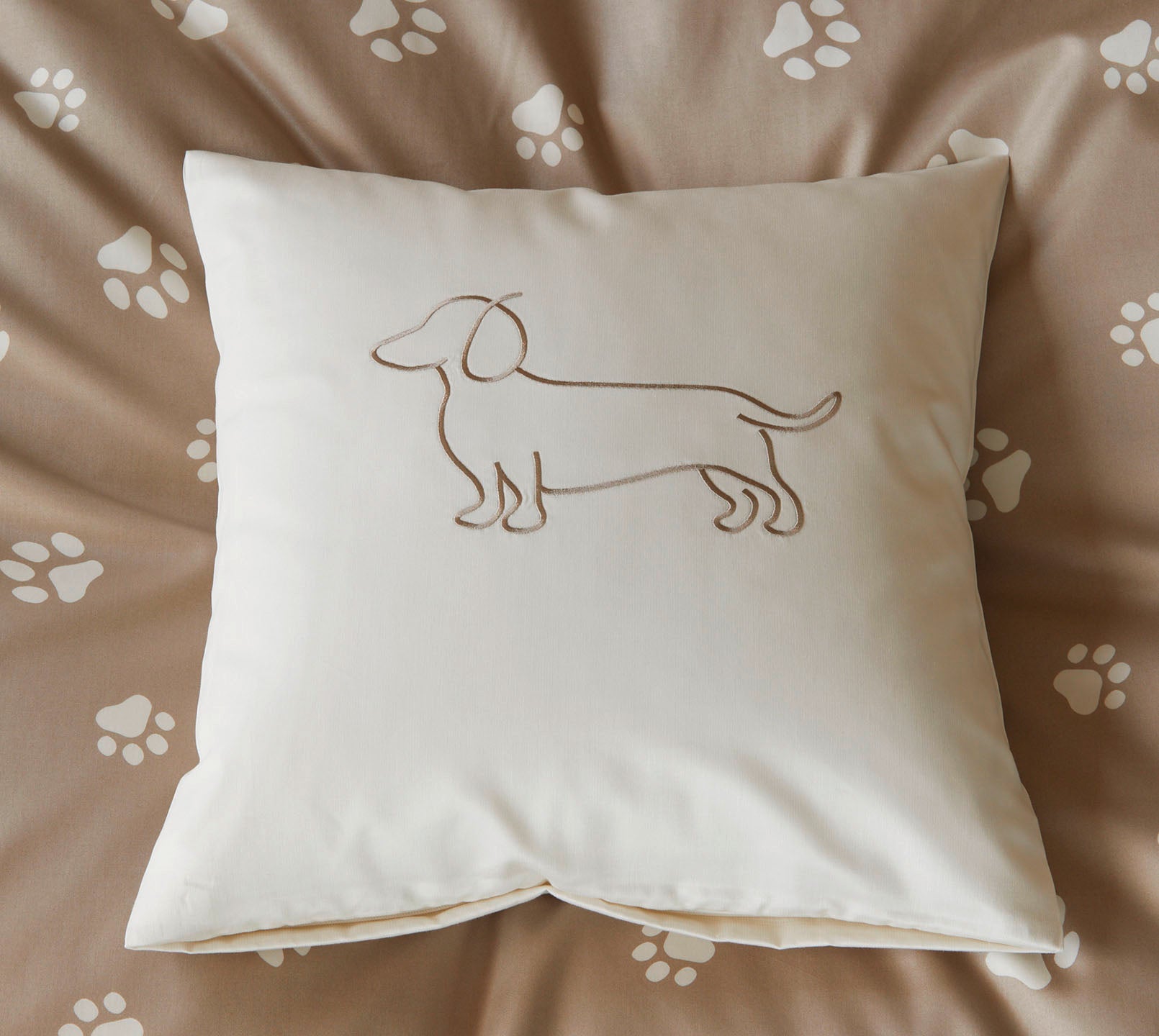 Satin Kissen Companion in Natur-Beige Hundesilhouette Stickerei Schlafzimmer #farbe_Companion Natur-Beige Kissen 40x40cm