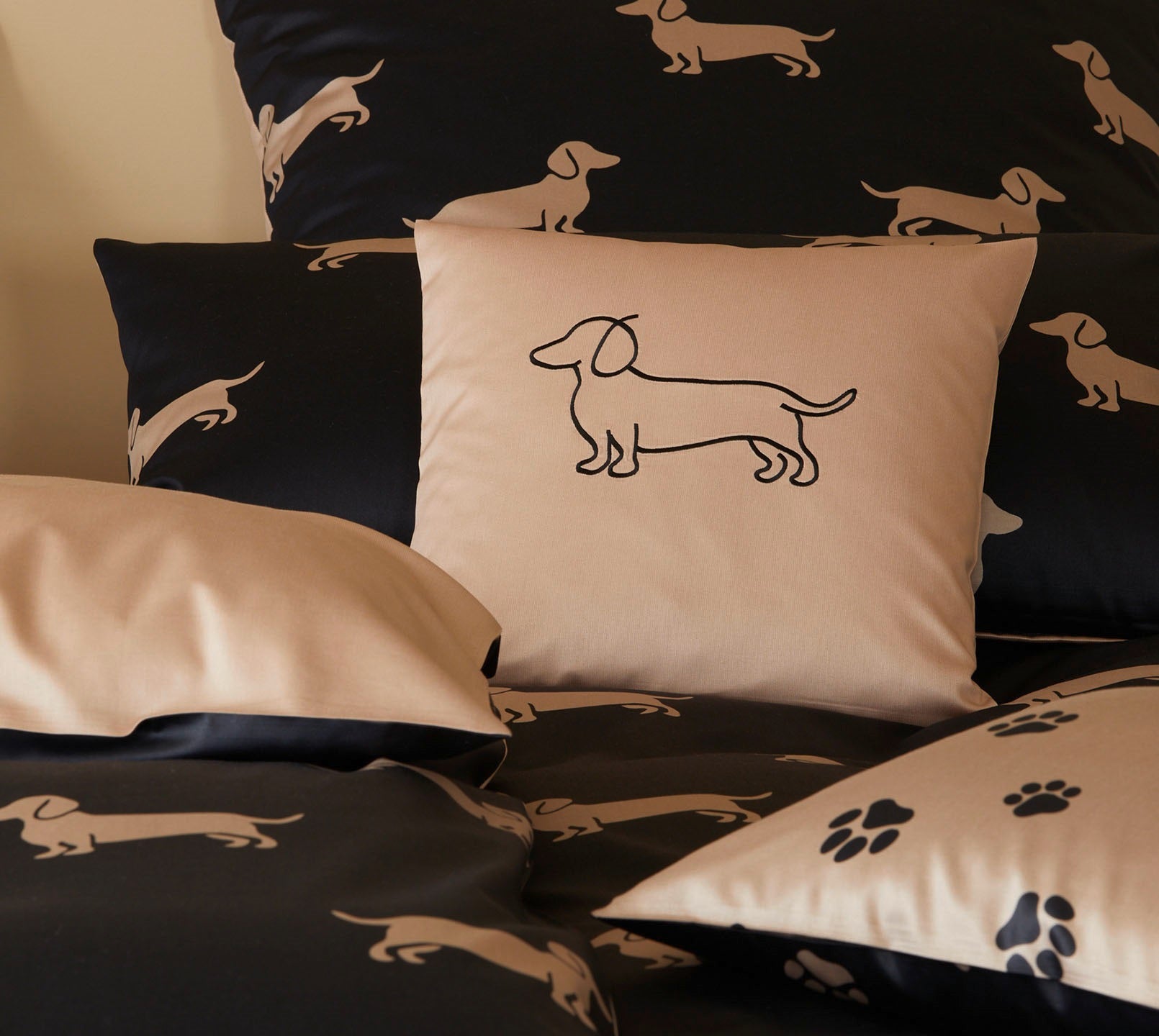 Satin Kissen 40x40 Companion in Schwarz-Beige Hundesilhouette Stickerei Detail 2 #farbe_Companion Schwarz-Beige Kissen 40x40cm