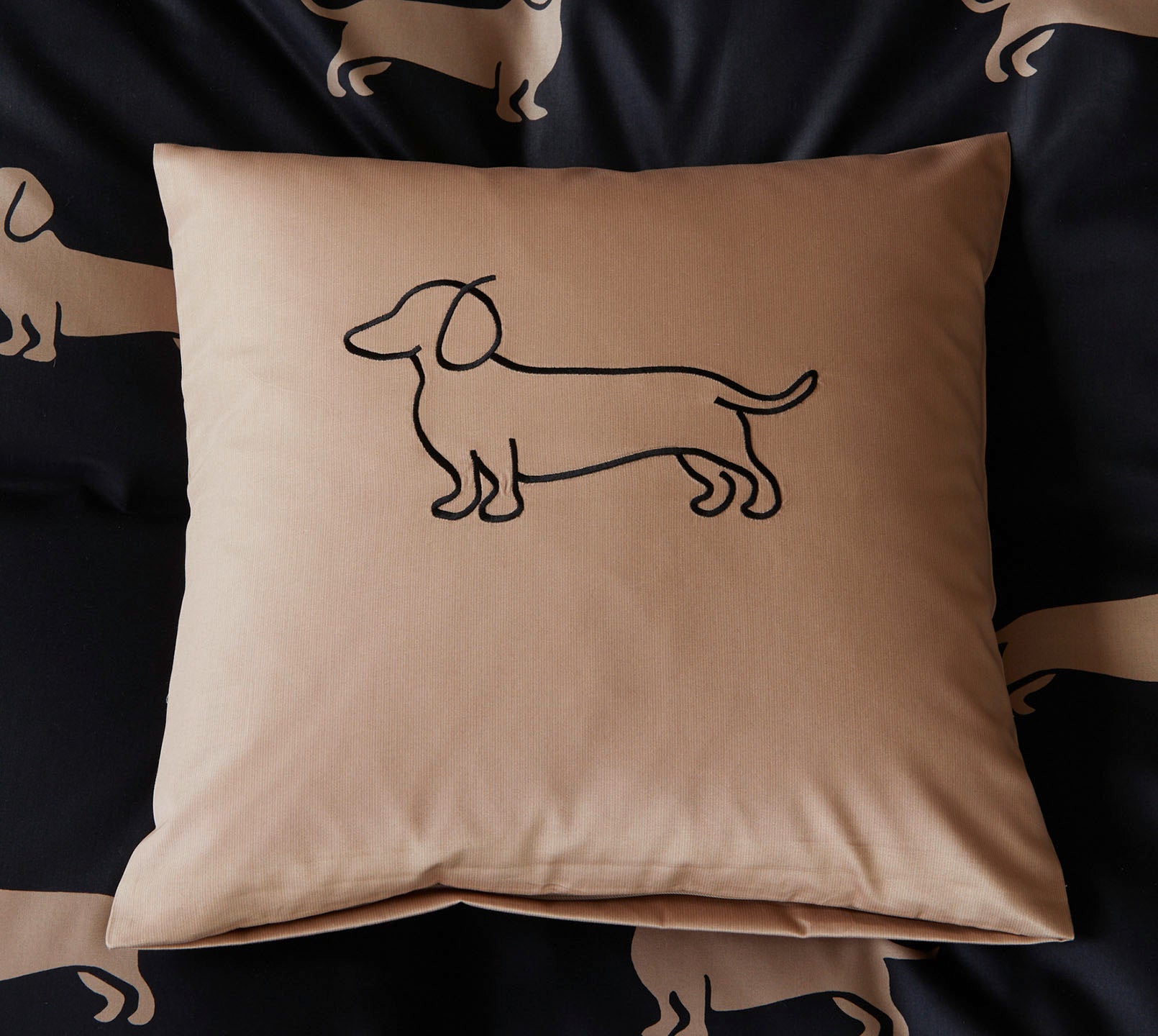 Satin Kissen Companion in Schwarz-Beige Hundesilhouette Stickerei Schlafzimmer #farbe_Companion Schwarz-Beige Kissen 40x40cm