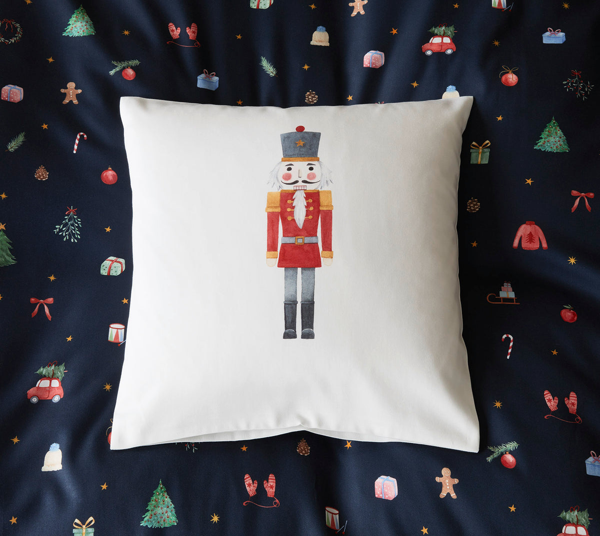Satin Kissen Nutcracker in Weiß Detail Dackelmotiv #farbe_Nutcracker Weiß