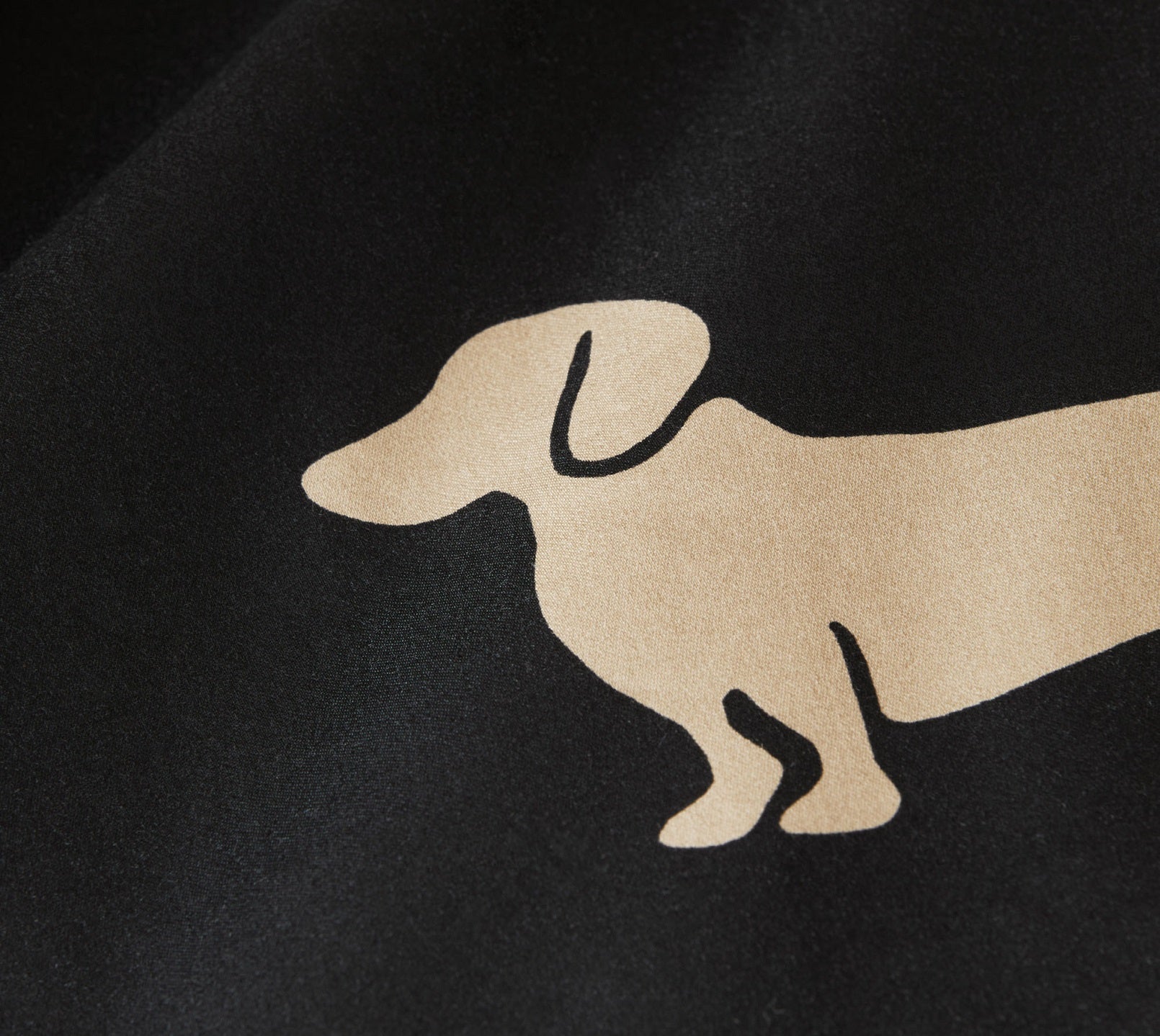 Satin Wende-Bettwäsche Dogs in Natur-Beige Hundepfoten Detail 1 #farbe_Dogs Schwarz-Beige