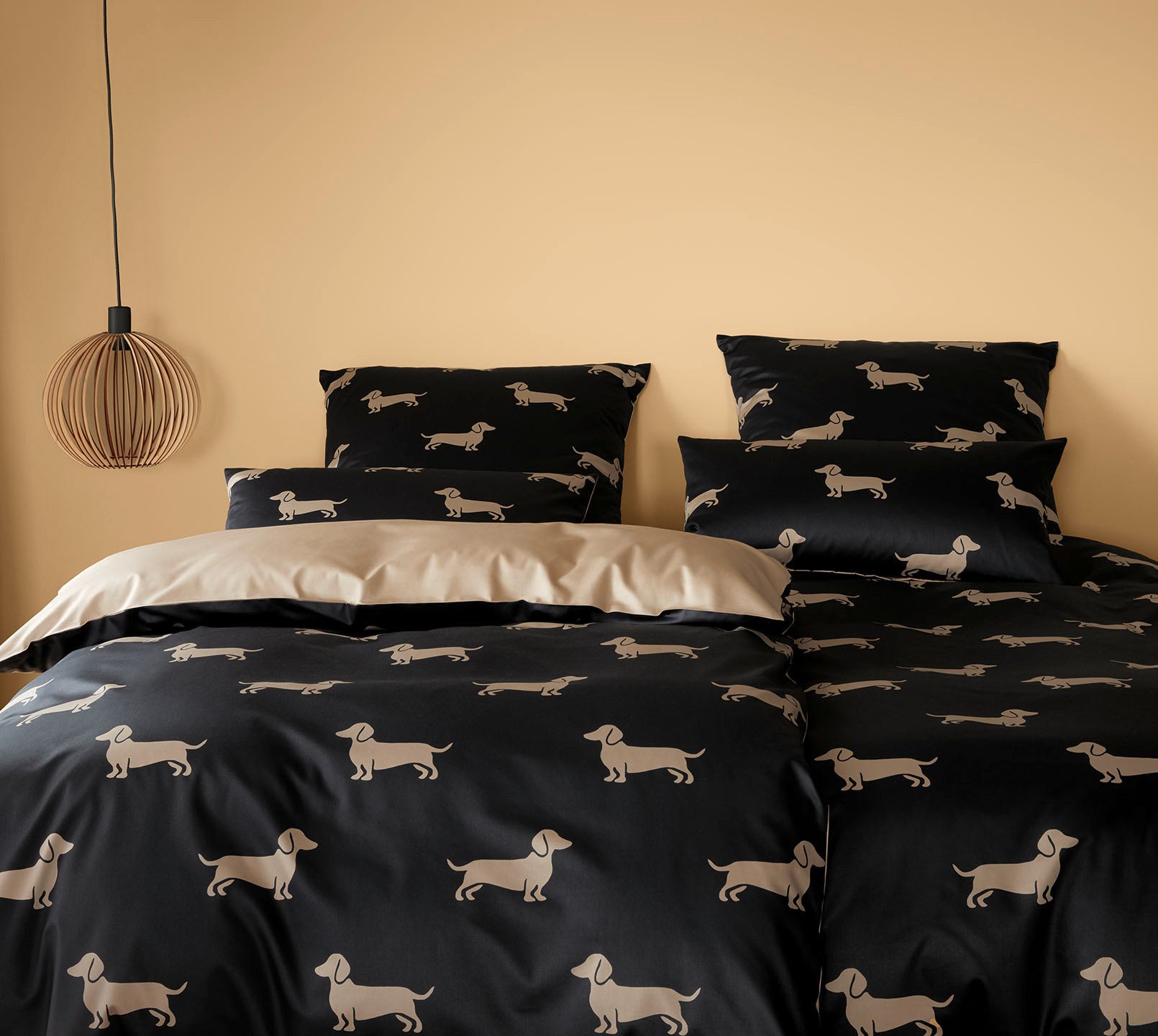 Satin Wende-Bettwäsche Dogs in Natur-Beige Hundepfoten Schlafzimmer #farbe_Dogs Schwarz-Beige