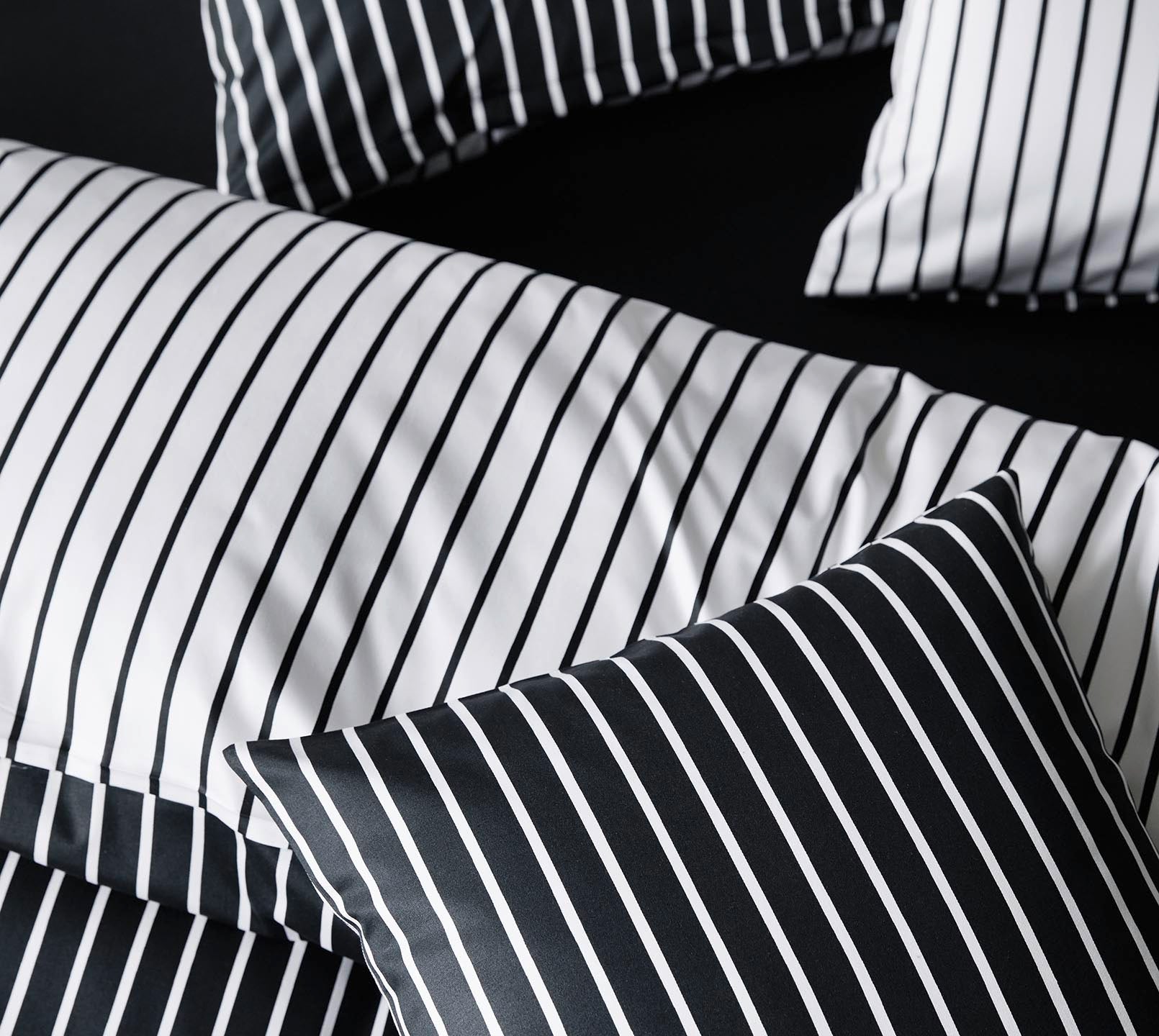 Satin Wende-Bettwäsche Lined Streifen Kissenmix #farbe_Lined Schwarz-Weiß
