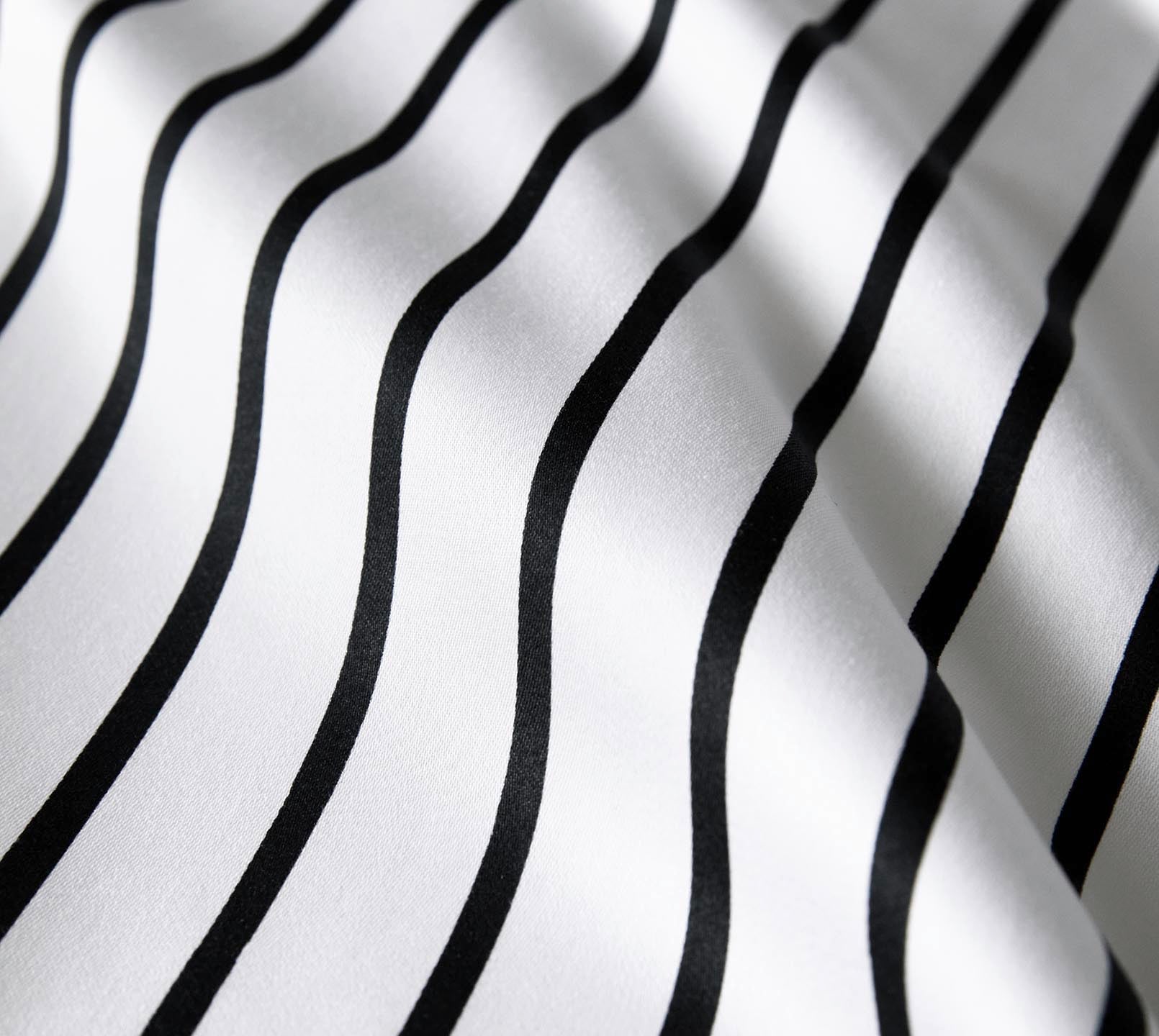 Satin Wende-Bettwäsche Lined Streifen Material #farbe_Lined Schwarz-Weiß