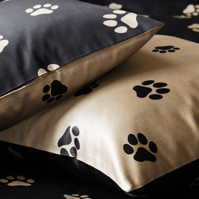 Satin Wende-Bettwäsche Paws in Schwarz-Beige Hundepfoten Detail 2 #farbe_Paws Schwarz-Beige