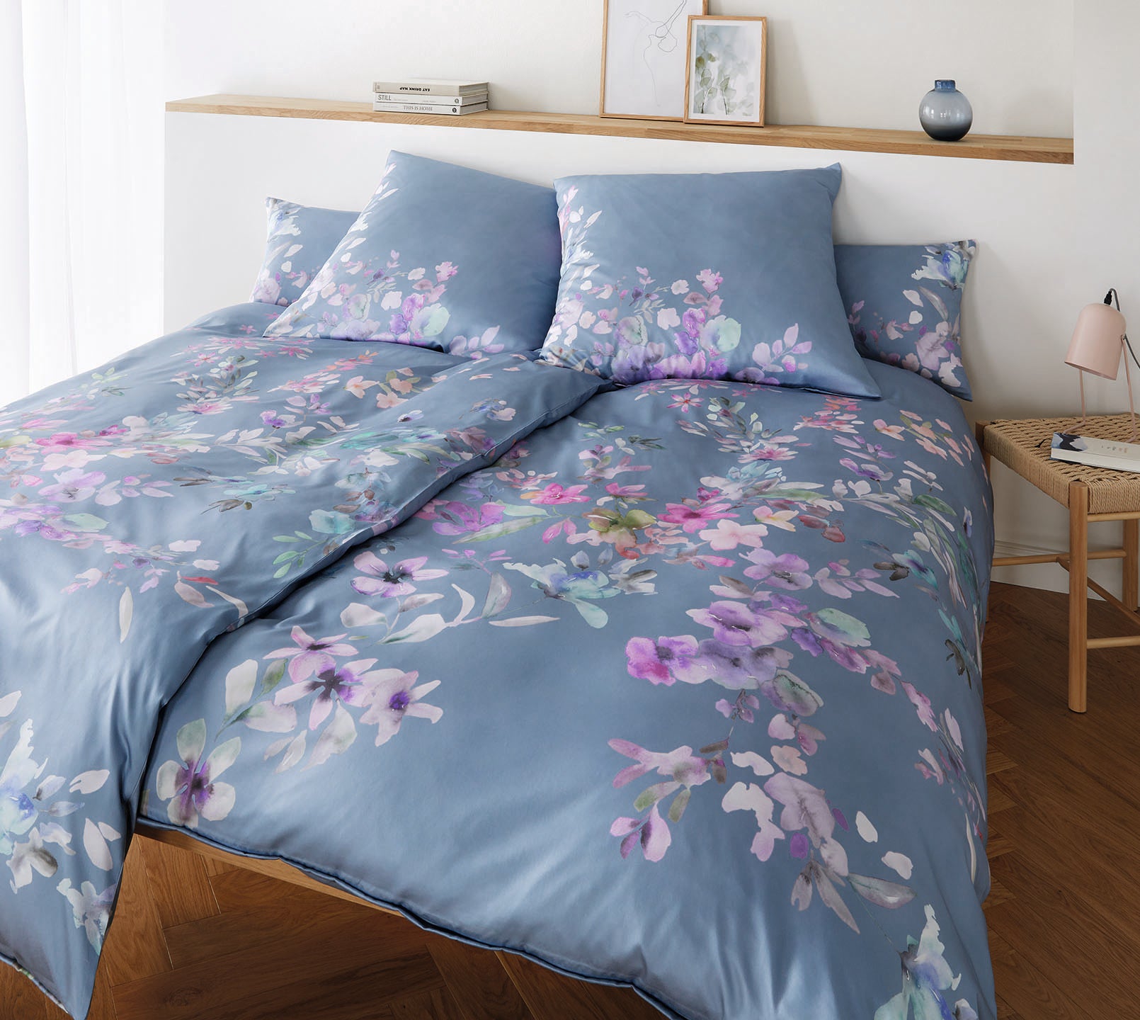 Seiden Satin Bettwäsche Amazing in Rauchblau Blumen Schlafzimmer