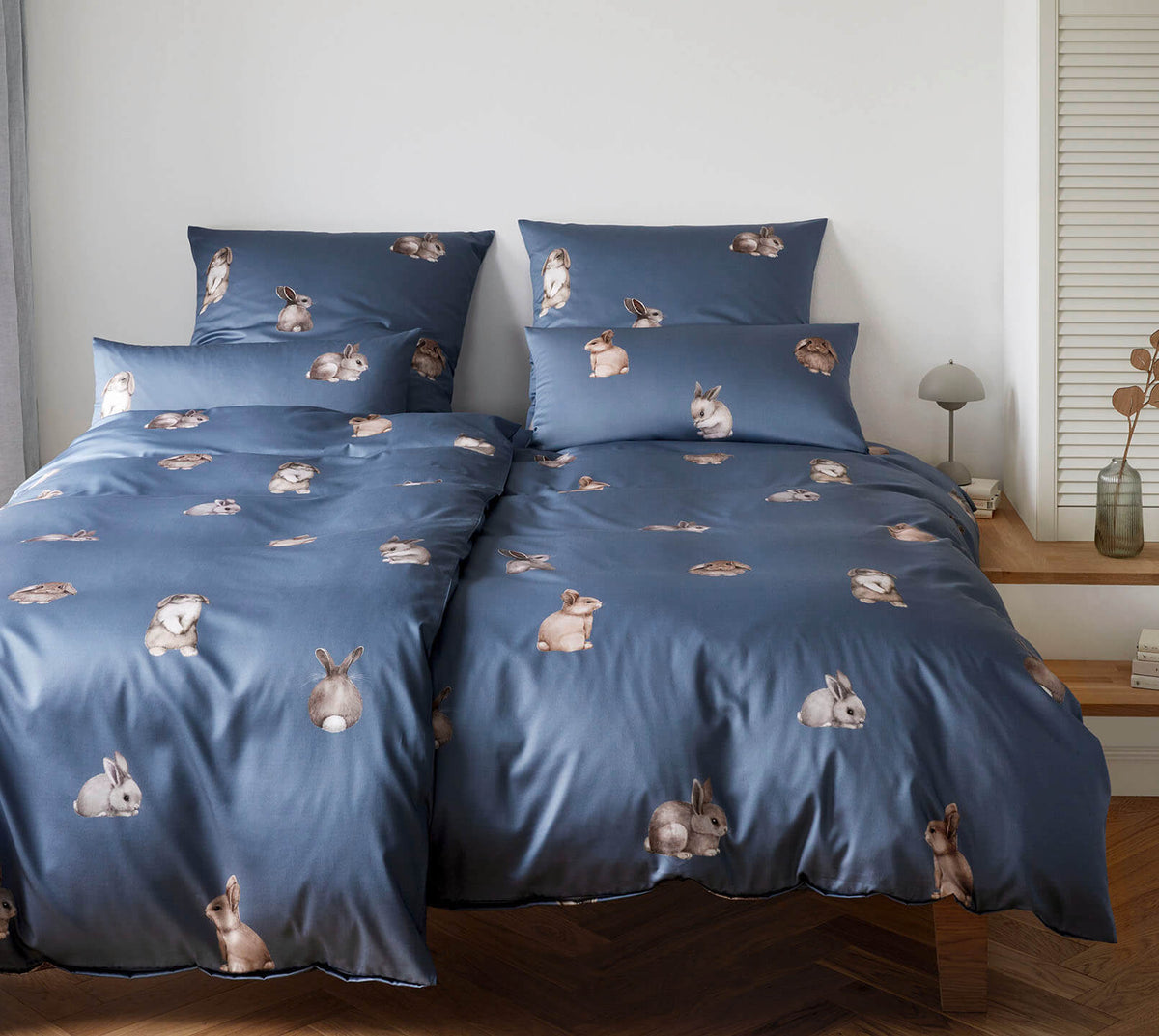 Seiden Satin Bettwäsche Bunnies in Mitternachtsblau Hasenmotiv Schlafzimmer #farbe_Bunnies Mitternachtsblau