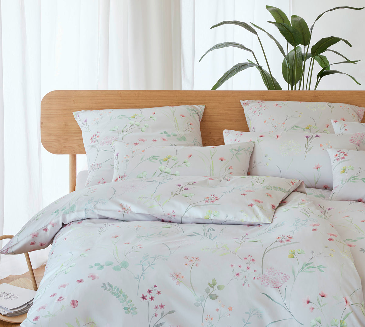 Seiden Satin Bettwaesche Deluxe in Leinen Blumen Schlafzimmer #farbe_Leinen #farbe_Rauchblau