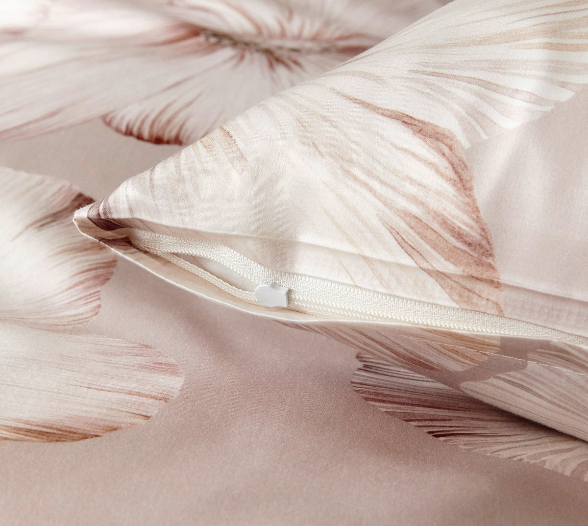 Seiden Satin Bettwäsche Devine in Taupe Blüten Reißverschluss #farbe_Devine Taupe